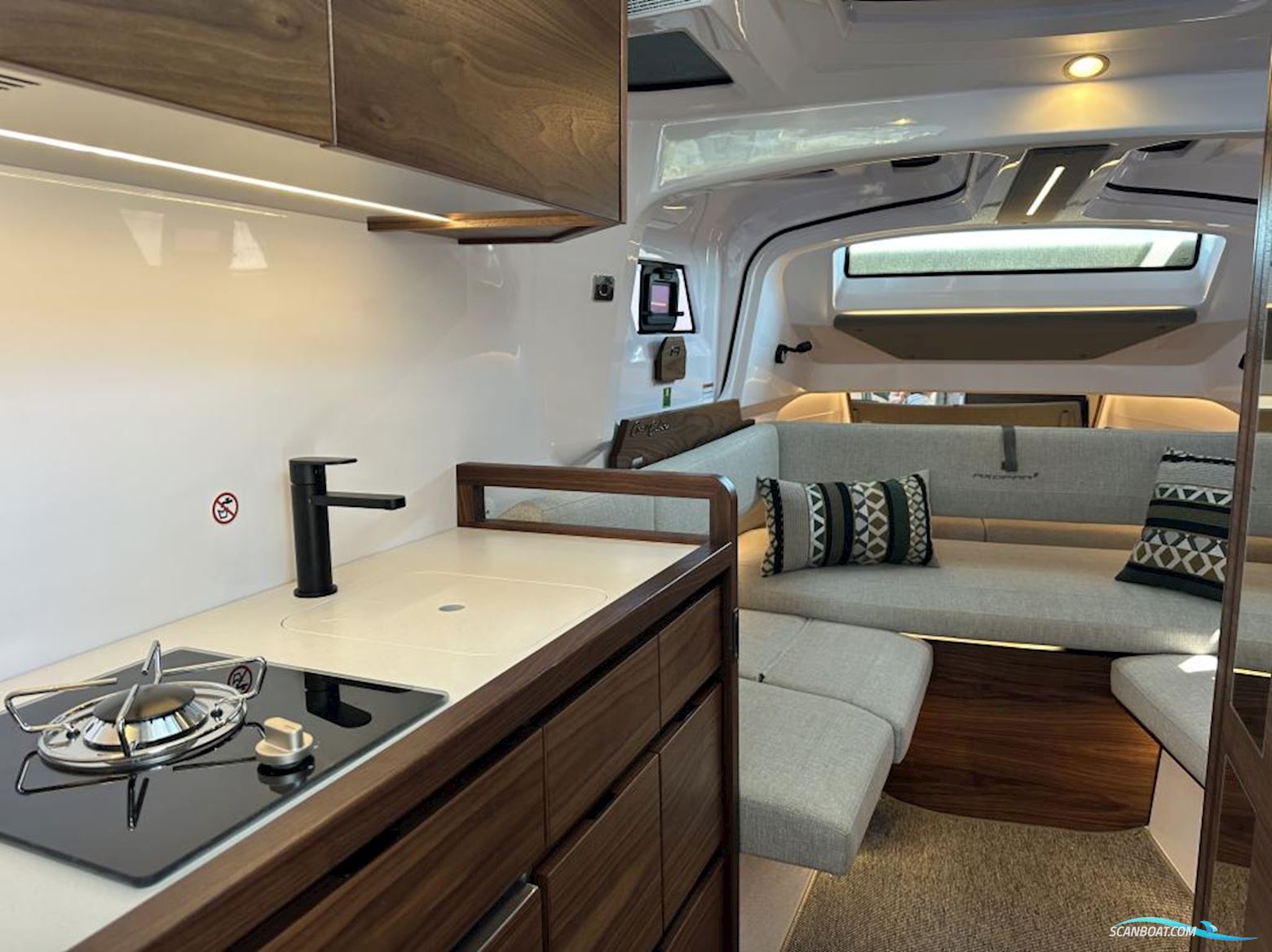 AXOPAR 38 XC Cross Cabin