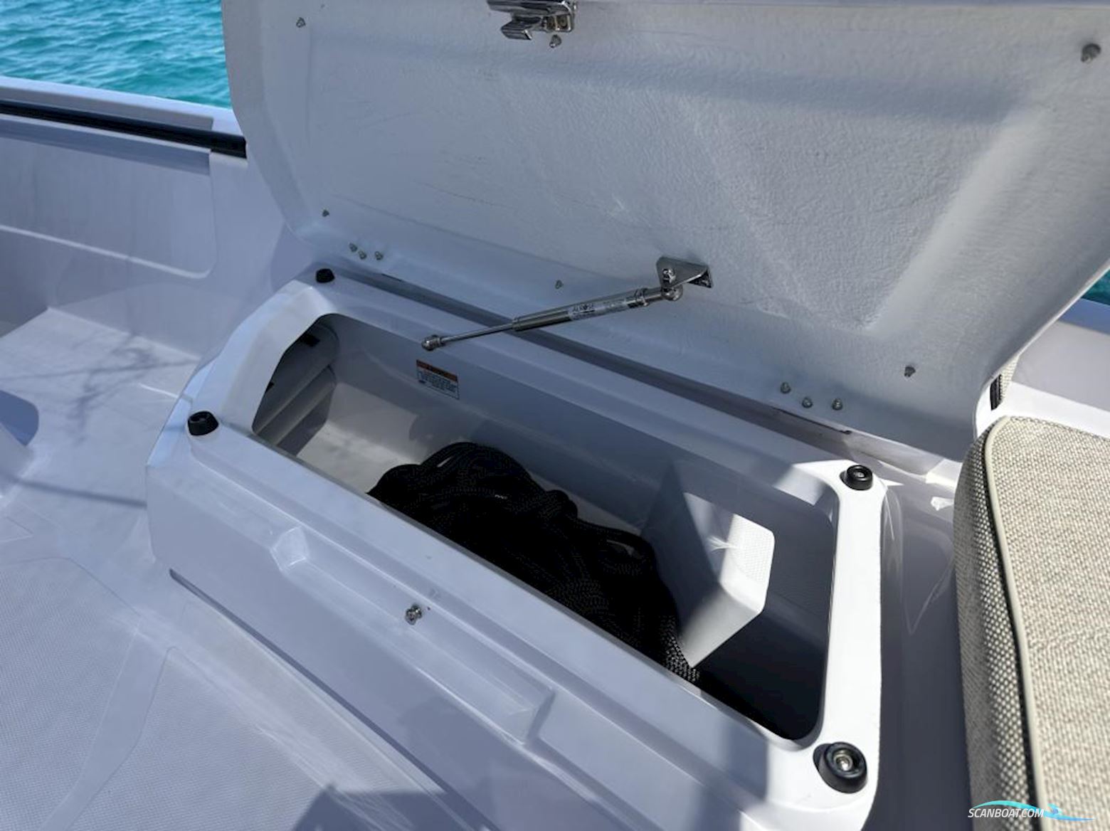 AXOPAR 38 XC Cross Cabin