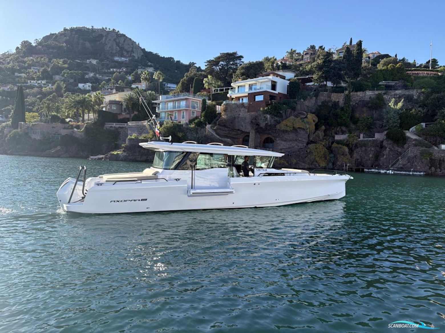 Axopar 45 Cross Cabin Motorboot 2024, Frankreich