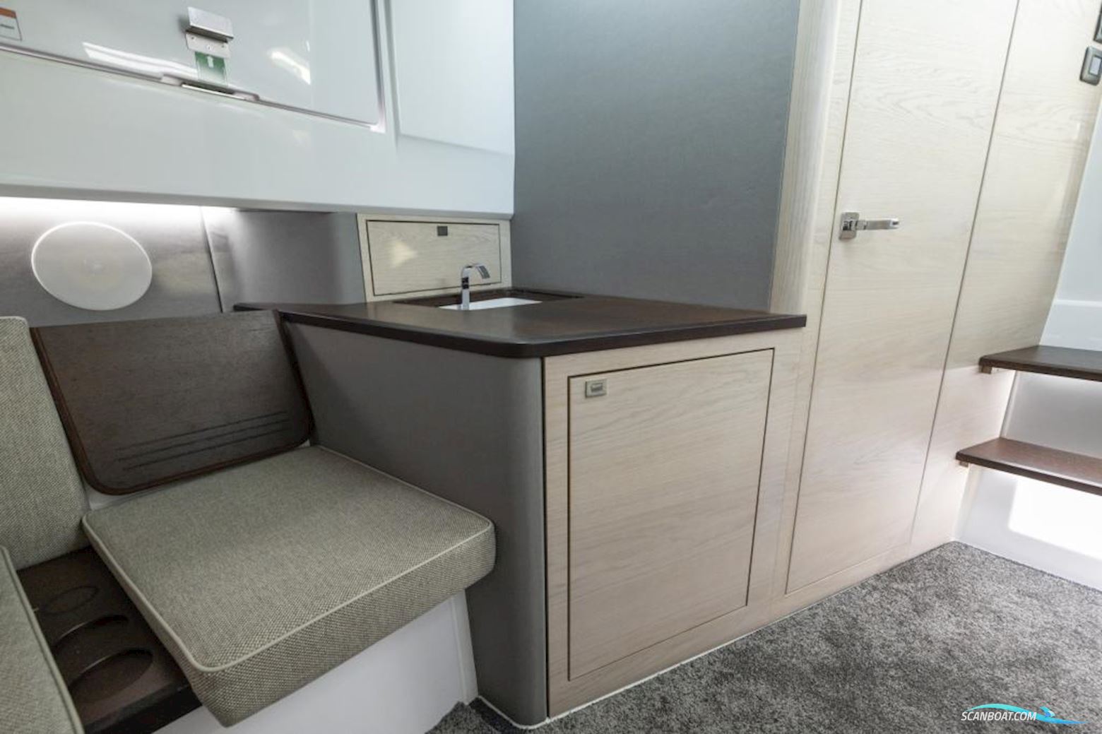 Axopar 45 XC Cross Cabin