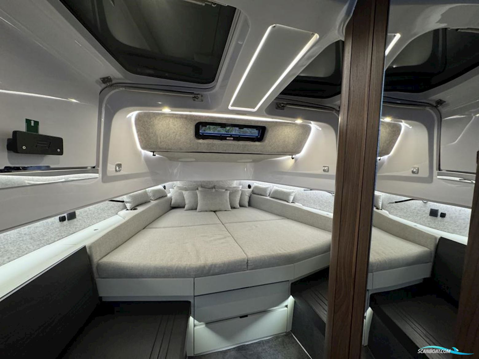 Axopar 45 XC Cross Cabin