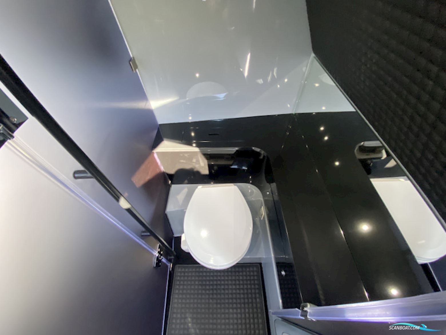 Axopar Brabus Shadow 900 Cross Cabin