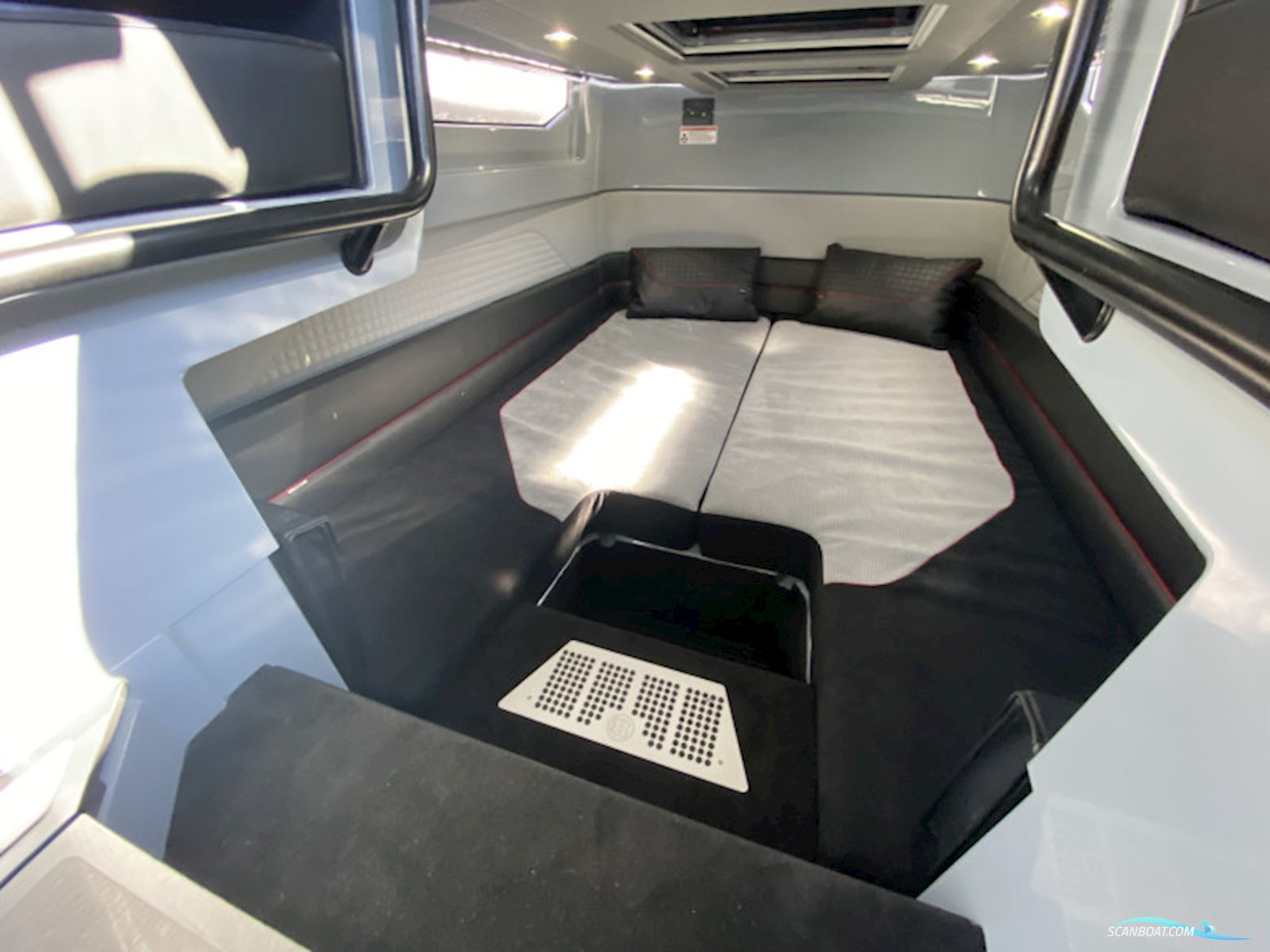 Axopar Brabus Shadow 900 Cross Cabin