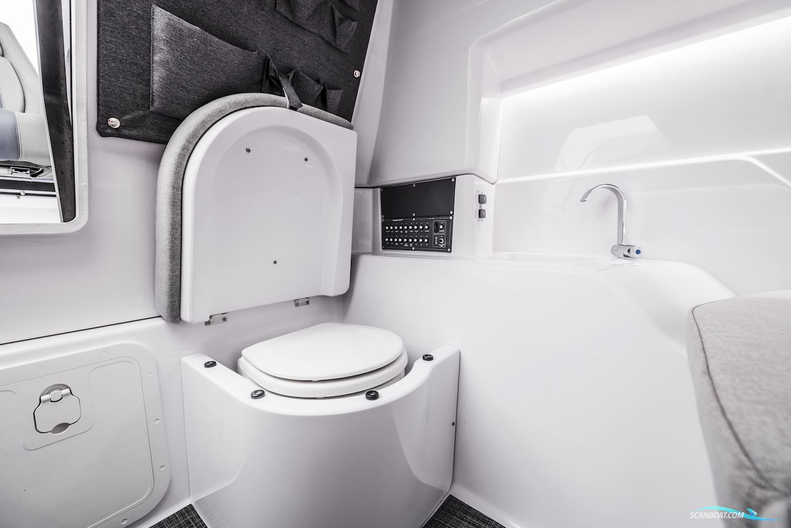 Axopar Yachts 25 Cross Bow