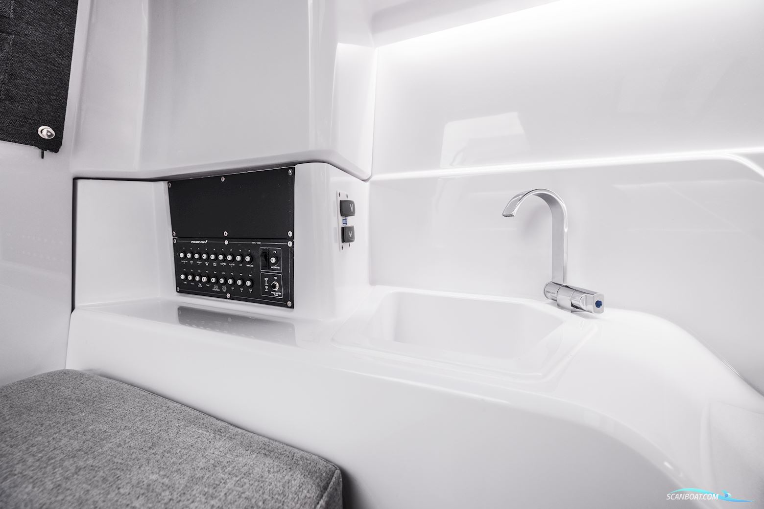 Axopar Yachts 25 Cross Top