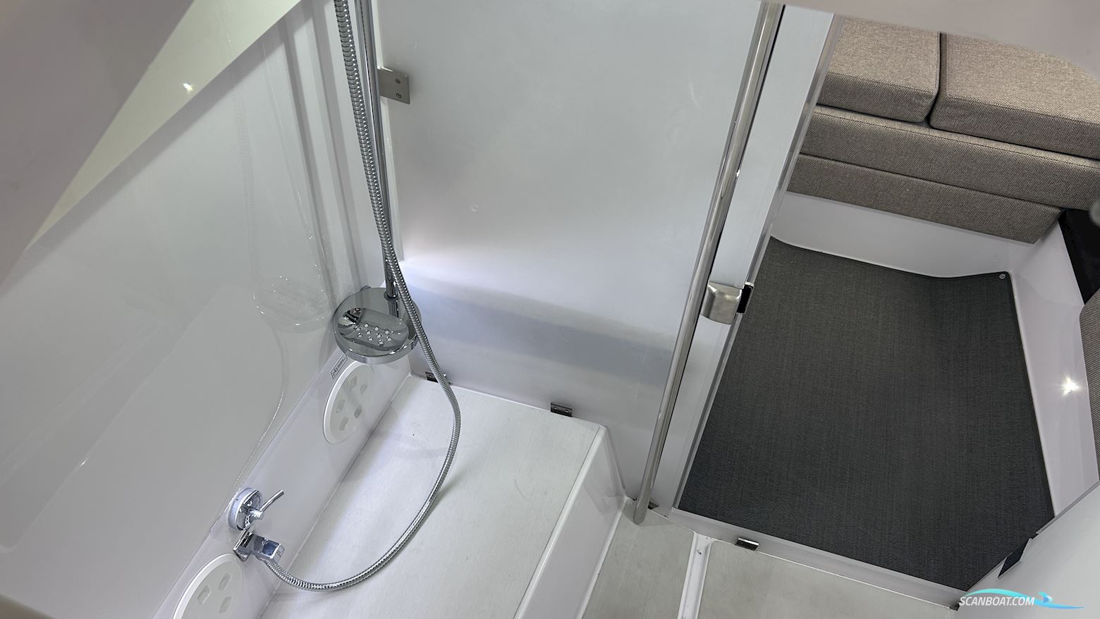 Axopar Yachts 37 XC Cross Cabin