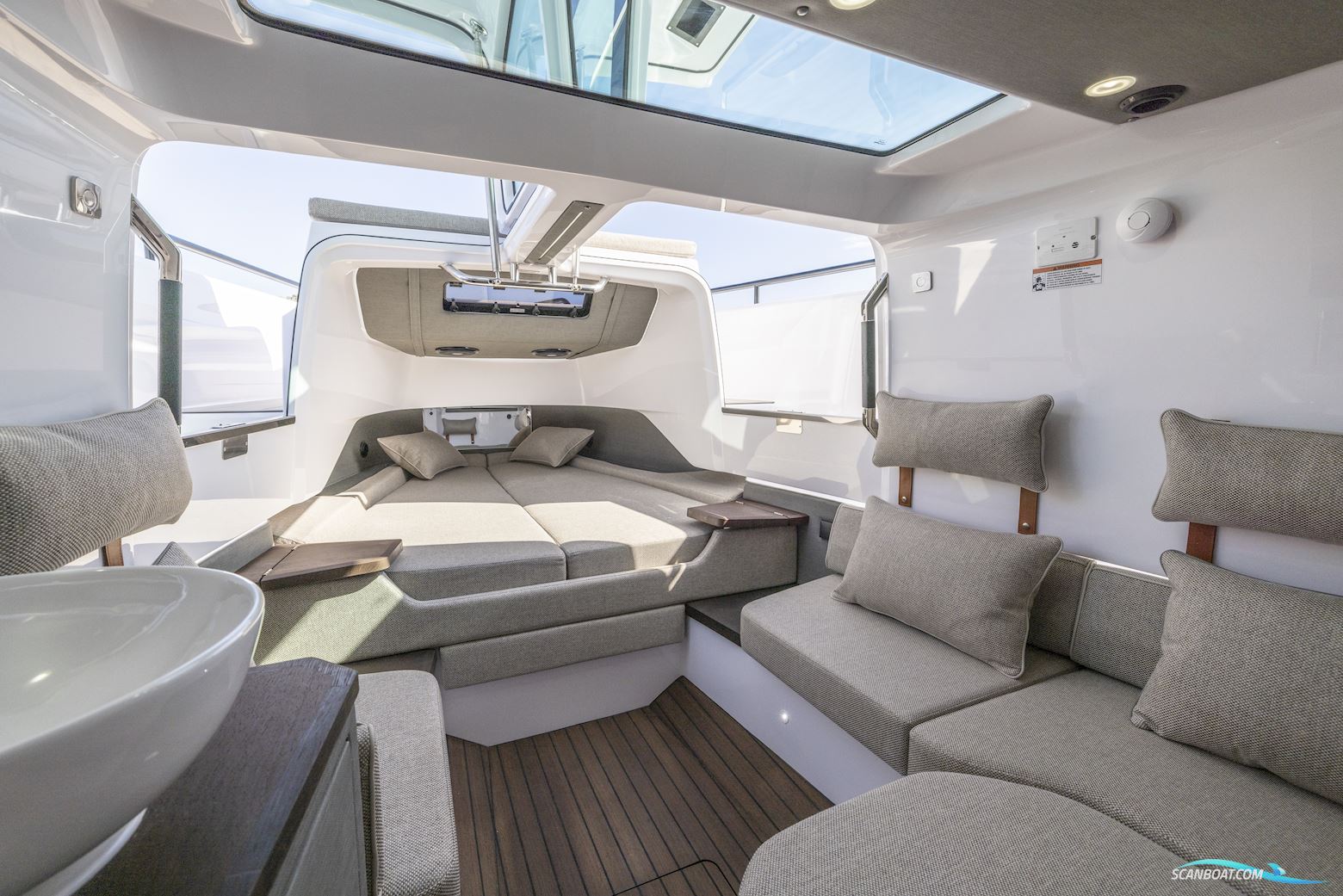 Axopar Yachts 37 XC Cross Cabin