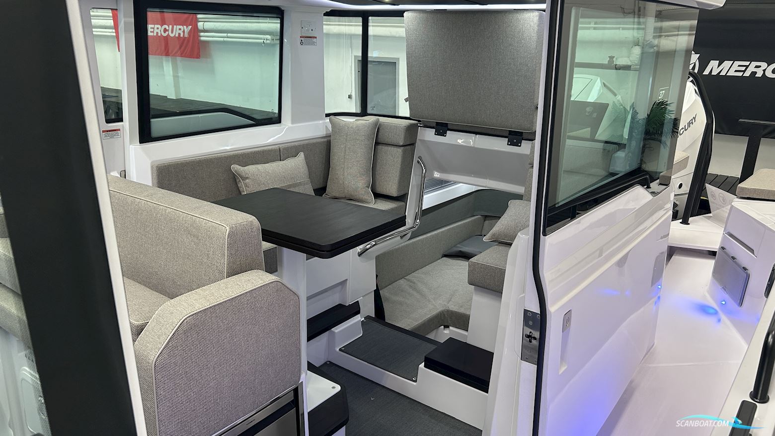 Axopar Yachts 37 XC Cross Cabin