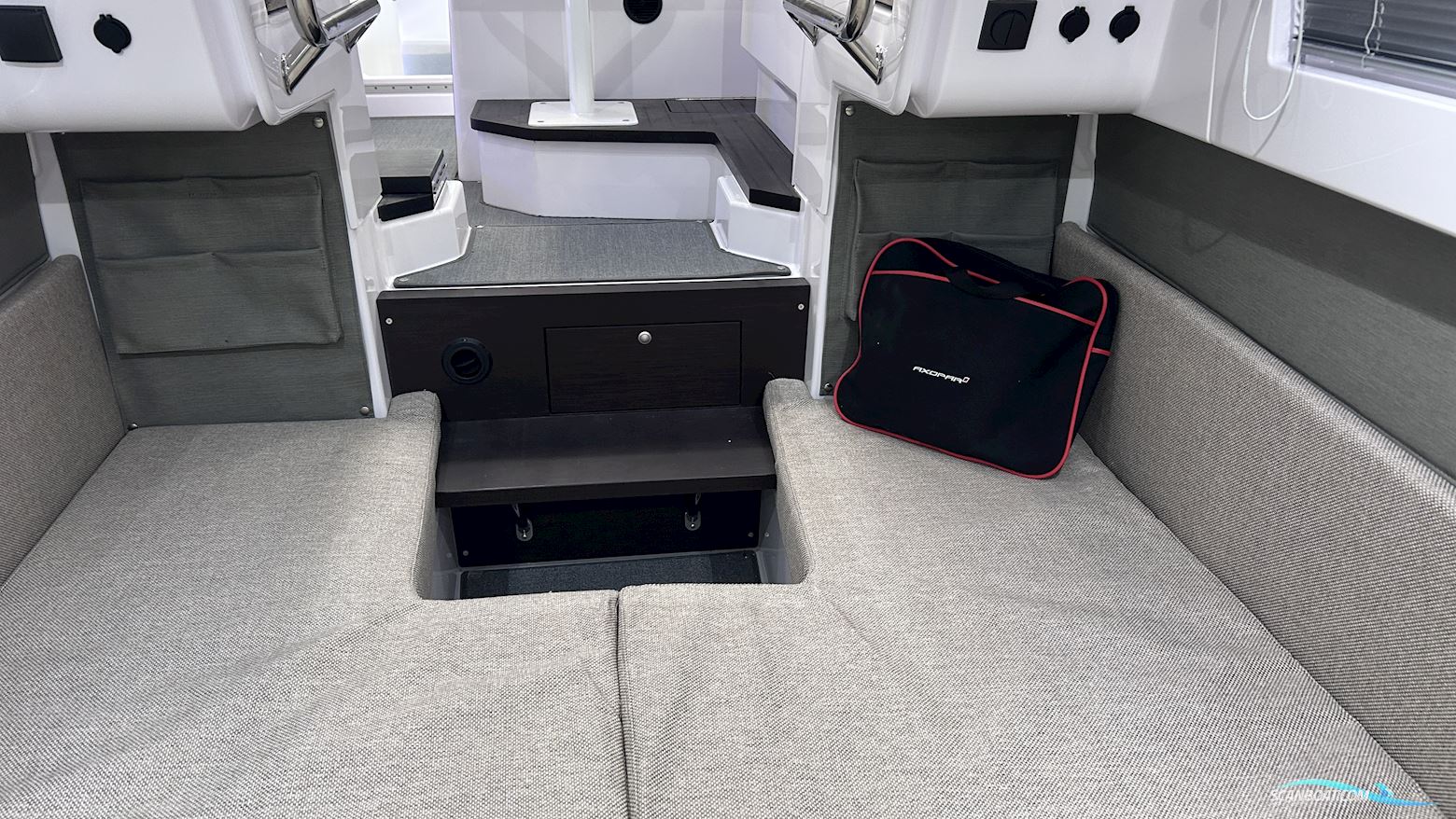 Axopar Yachts 37 XC Cross Cabin