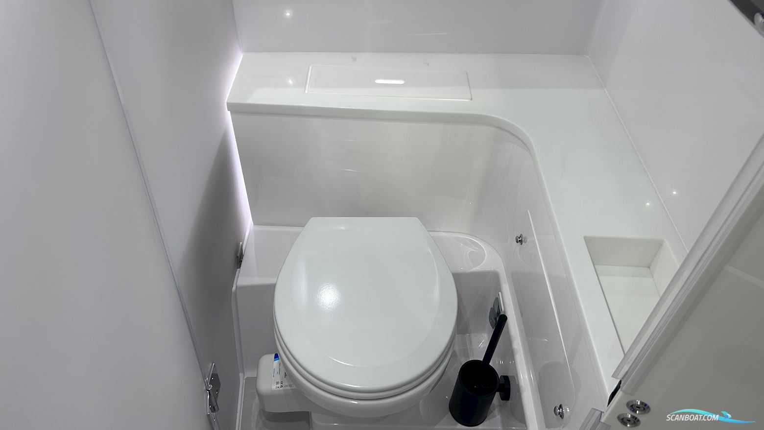 Axopar Yachts 37 XC Cross Cabin