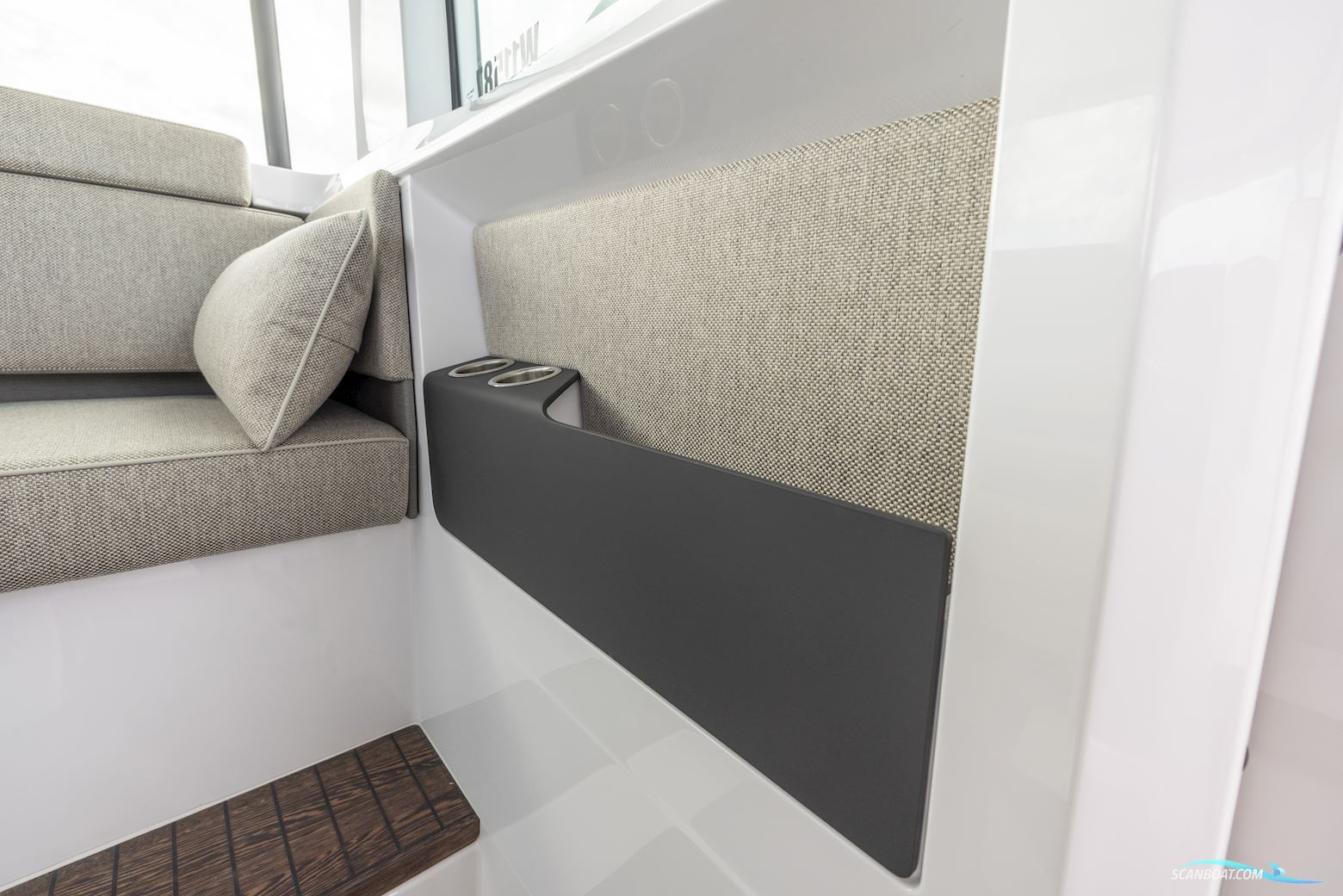 Axopar Yachts 37 XC Cross Cabin