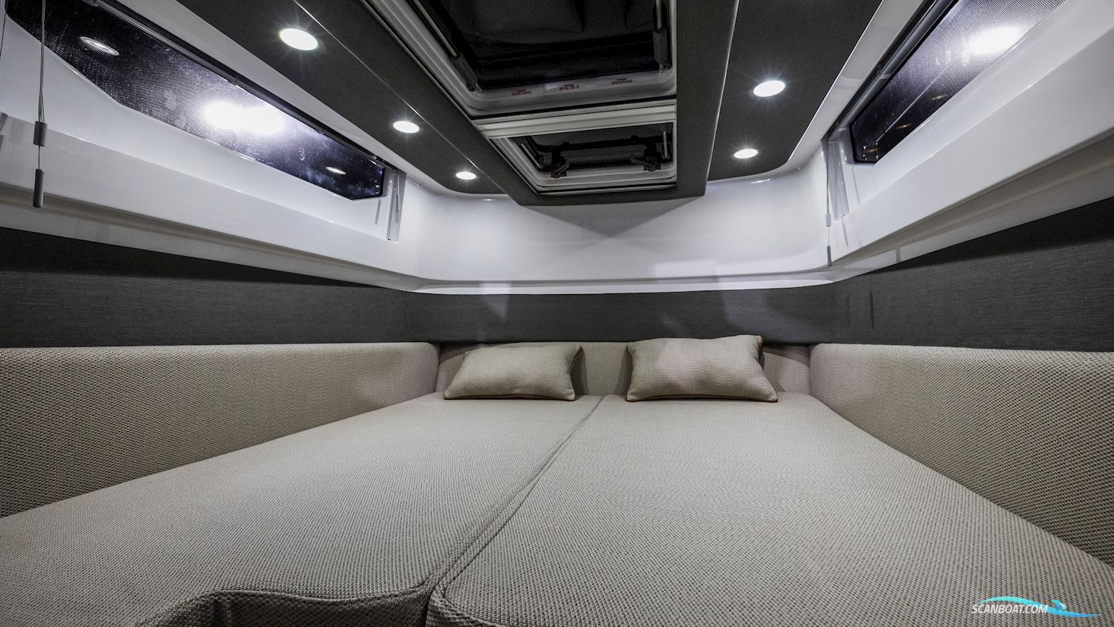 Axopar Yachts 37 XC Cross Cabin