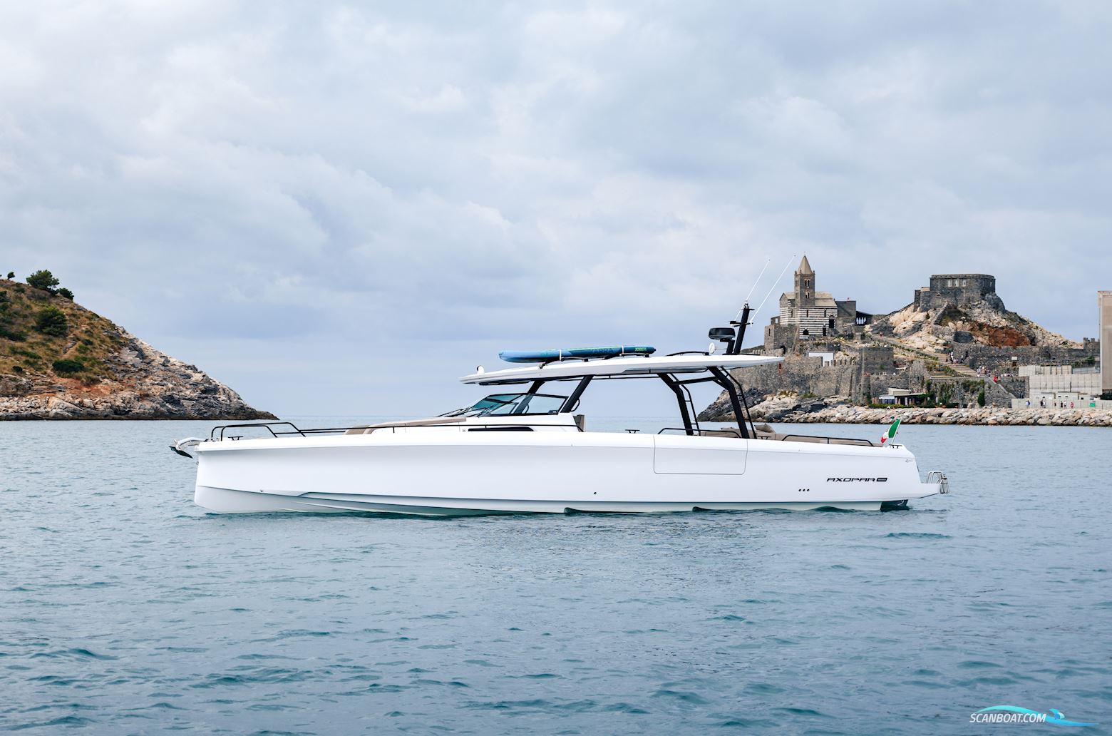 Axopar Yachts 45 Sun-Top Motorboot 2025, mit Mercury 3 x 300 Hk motor, Dänemark
