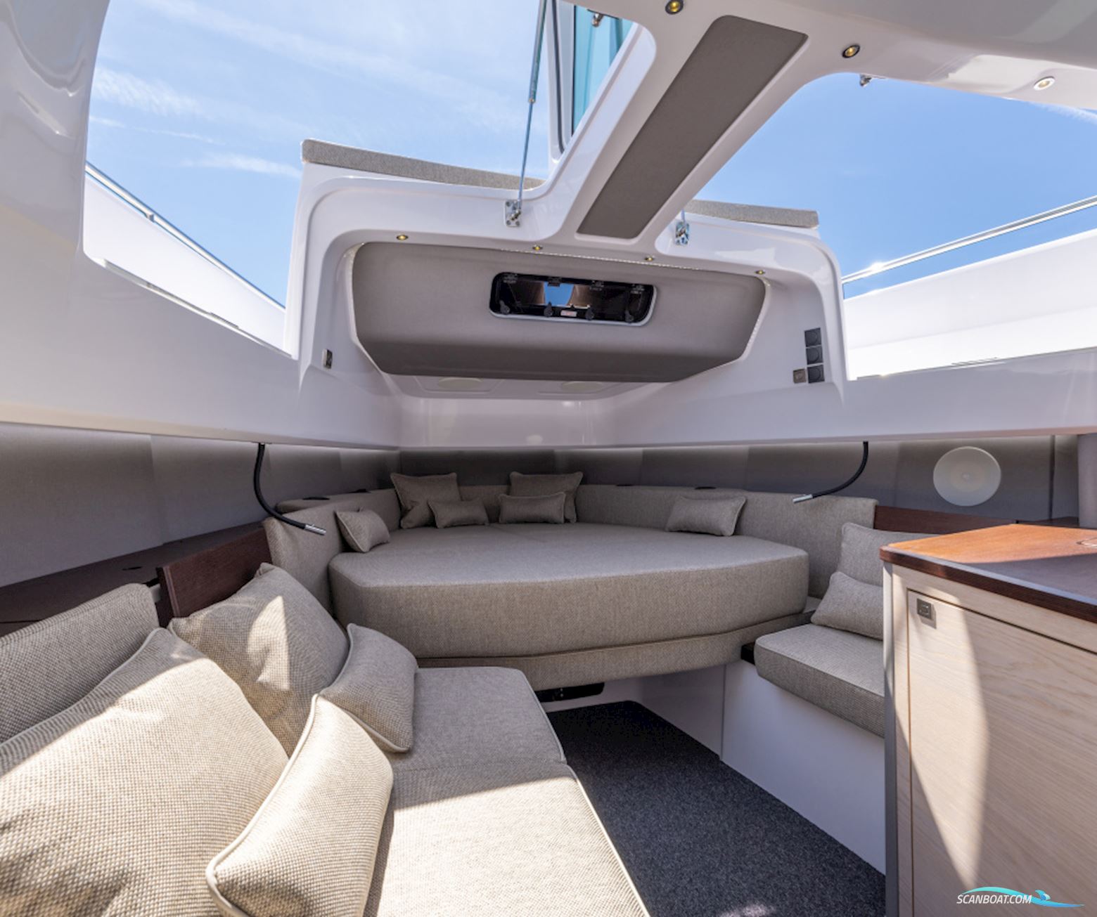 Axopar Yachts 45 XC Cross cabin