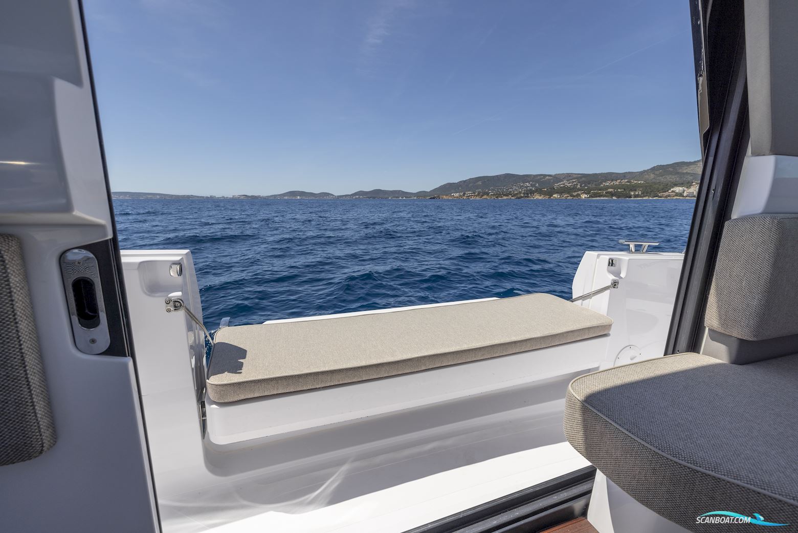 Axopar Yachts 45 XC Cross cabin