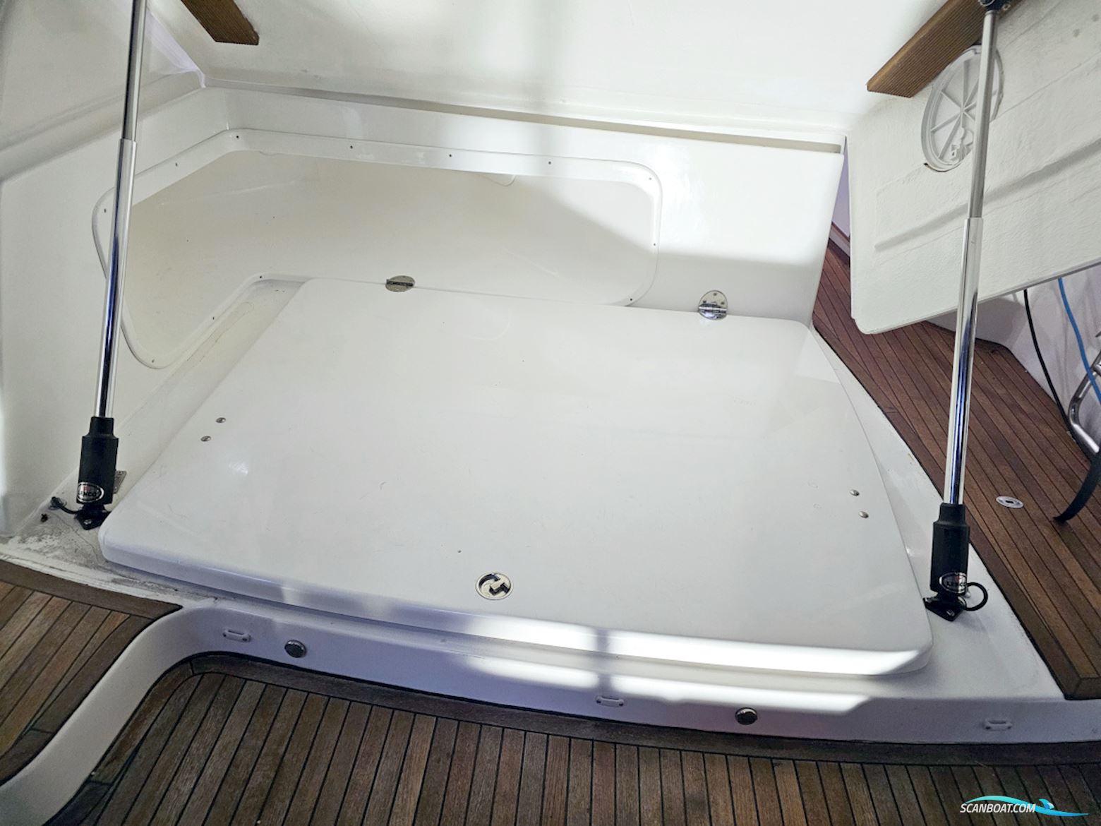 Bavaria 38 Sport Volvo Penta IPS-400 Joystick control