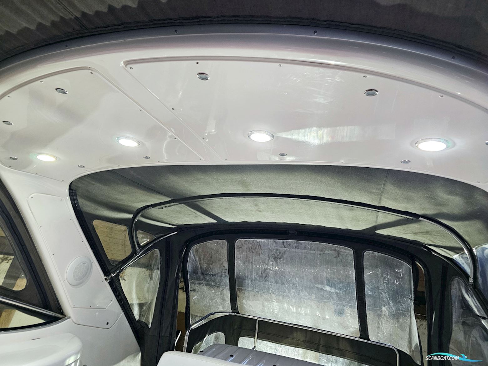 Bavaria 38 Sport Volvo Penta IPS-400 Joystick control