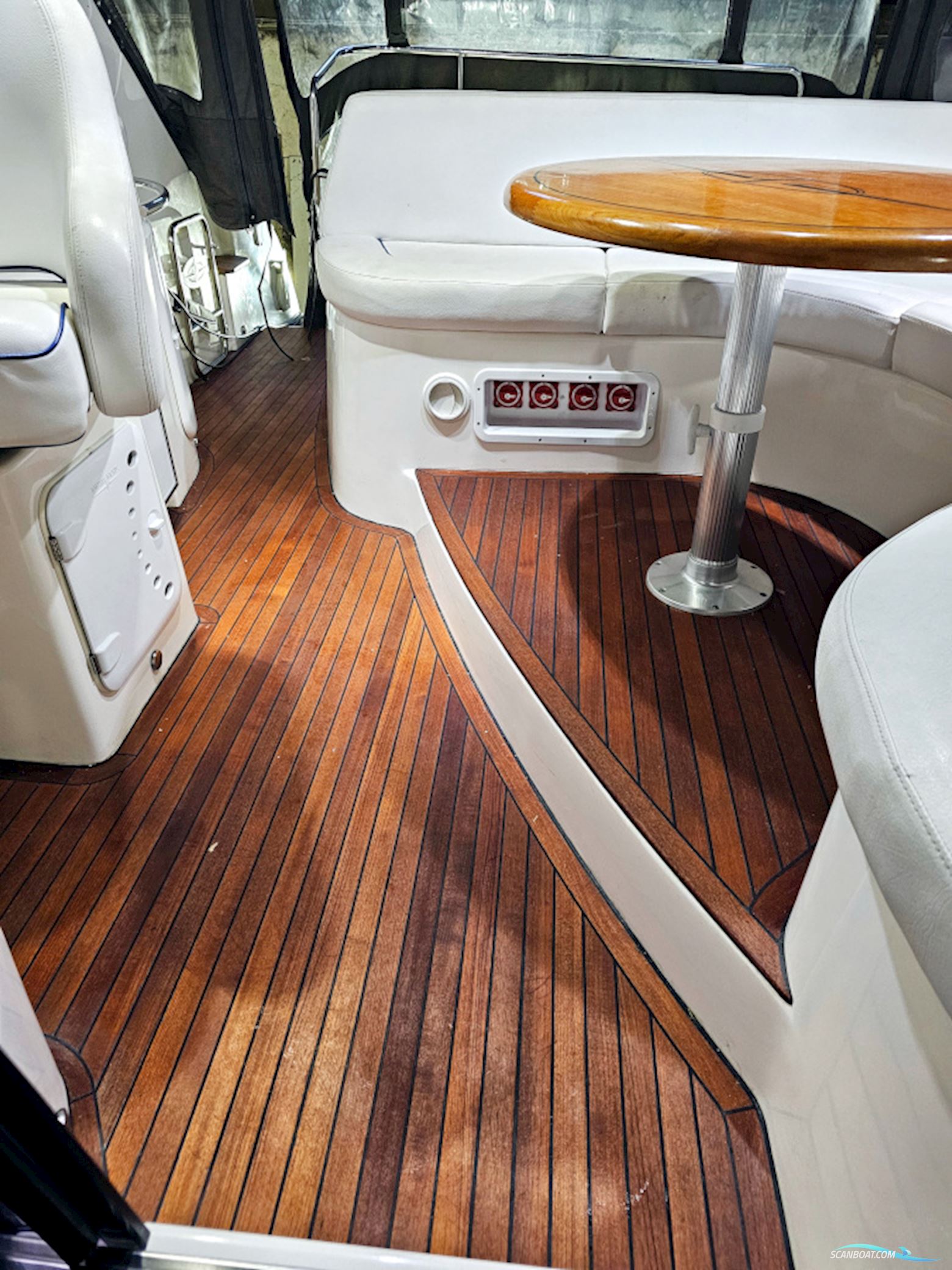 Bavaria 38 Sport Volvo Penta IPS-400 Joystick control