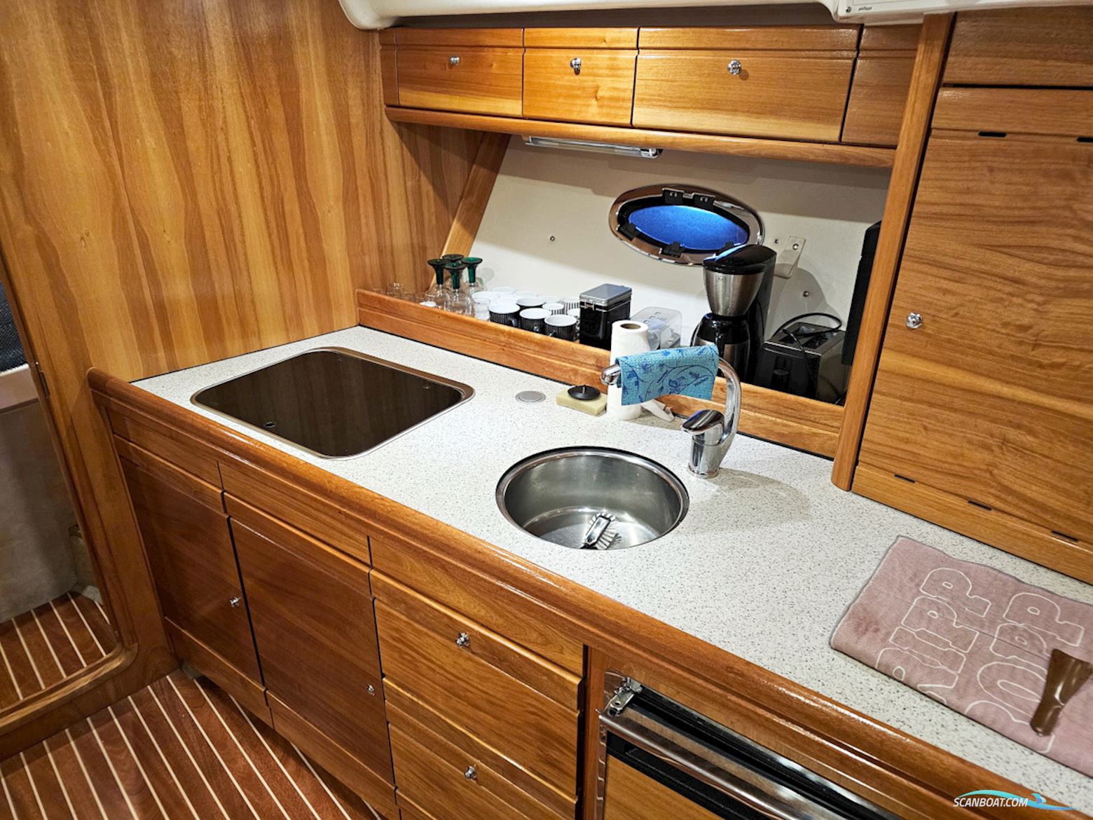 Bavaria 38 Sport Volvo Penta IPS-400 Joystick control