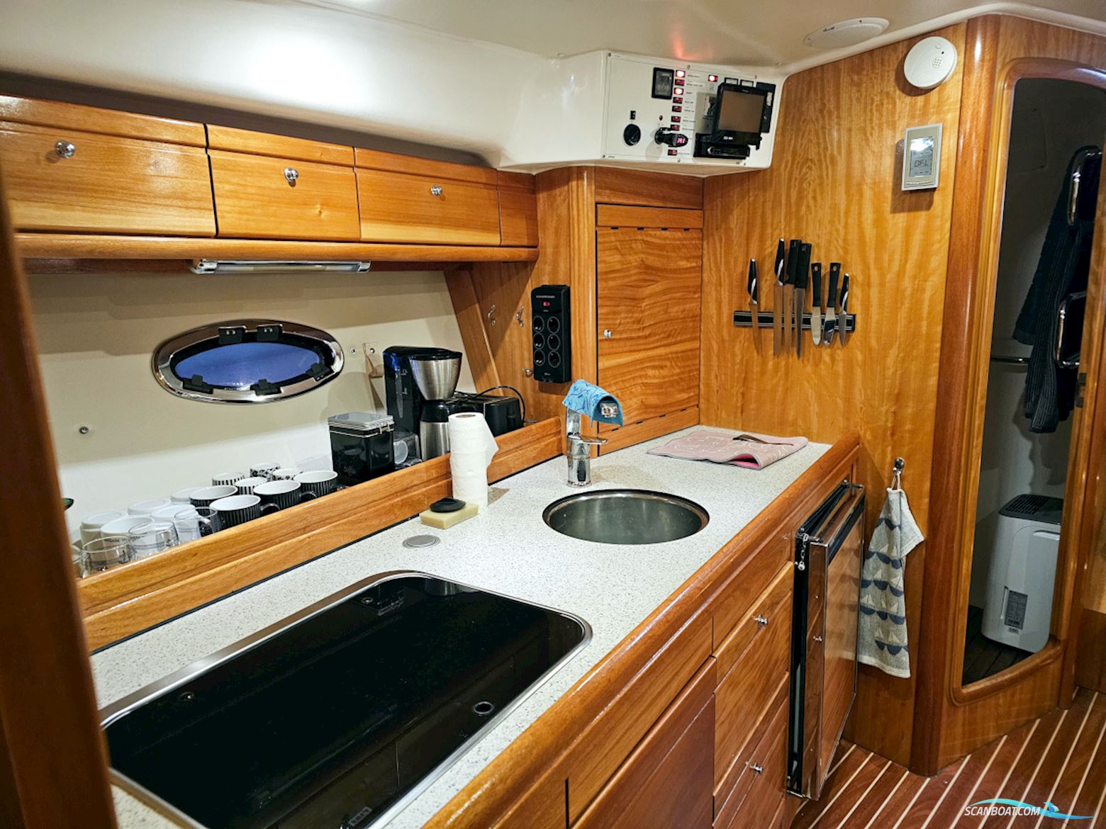 Bavaria 38 Sport Volvo Penta IPS-400 Joystick control