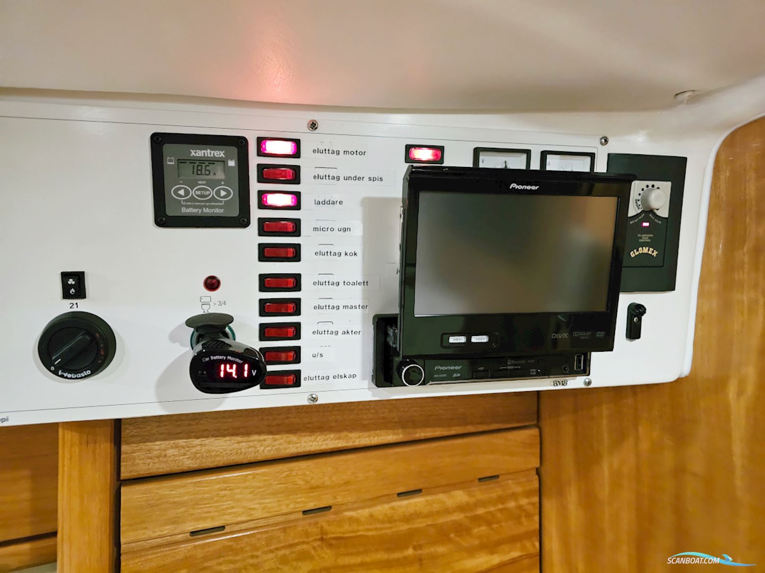 Bavaria 38 Sport Volvo Penta IPS-400 Joystick control