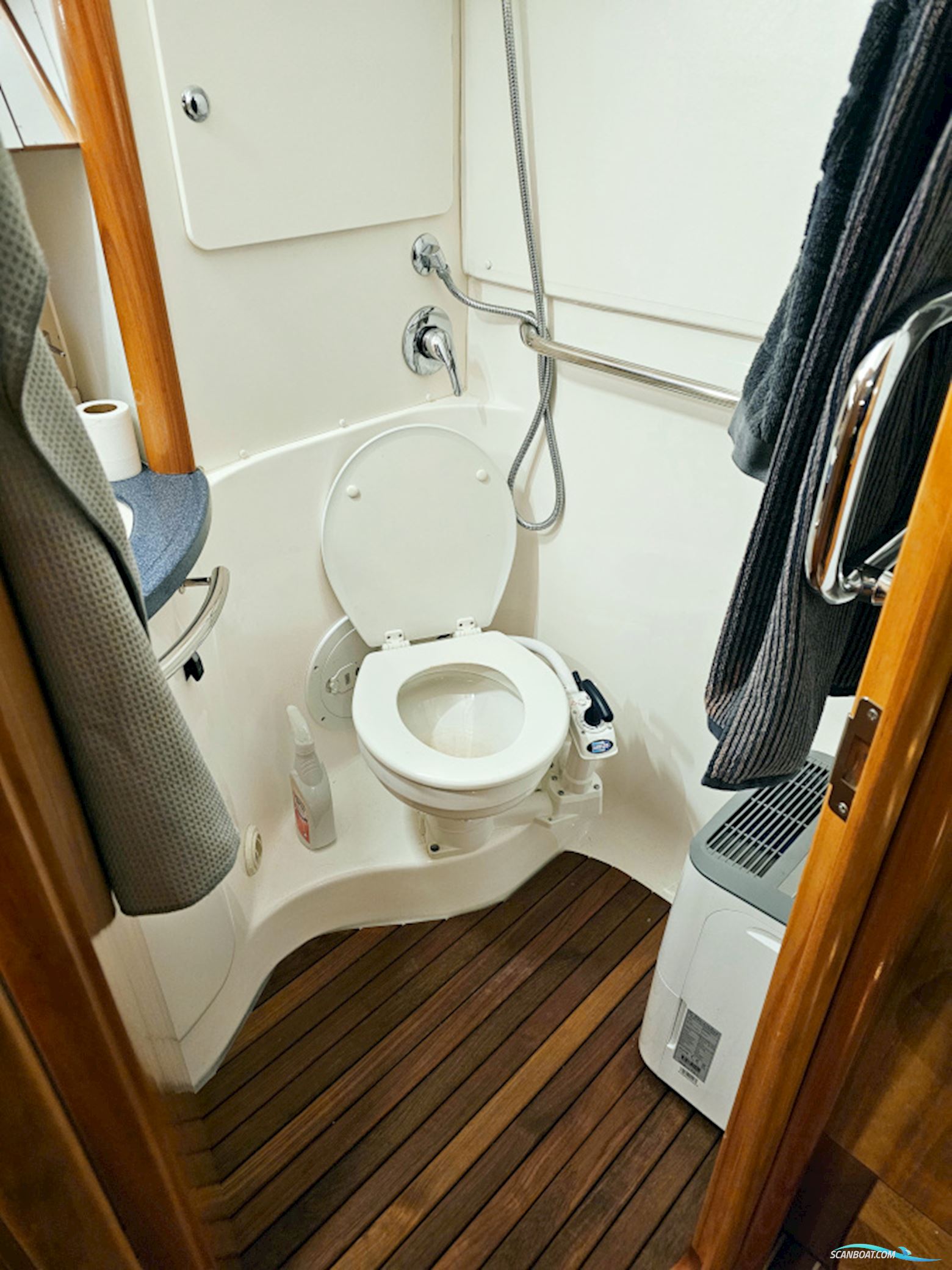 Bavaria 38 Sport Volvo Penta IPS-400 Joystick control