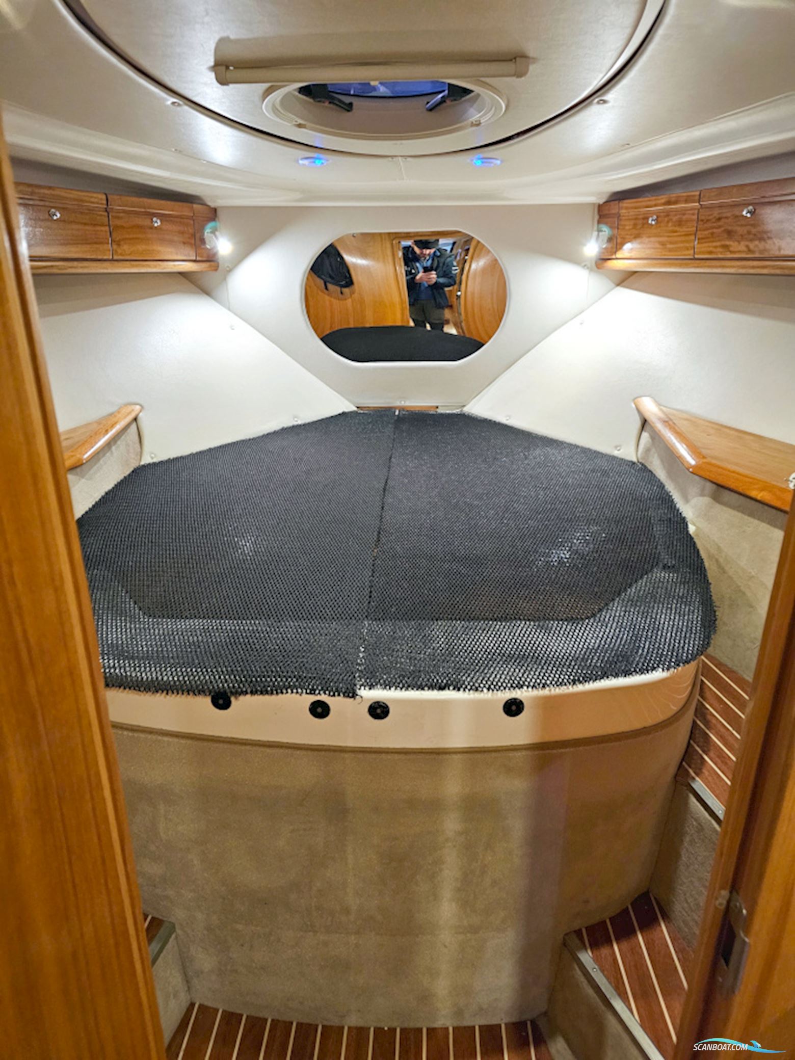 Bavaria 38 Sport Volvo Penta IPS-400 Joystick control