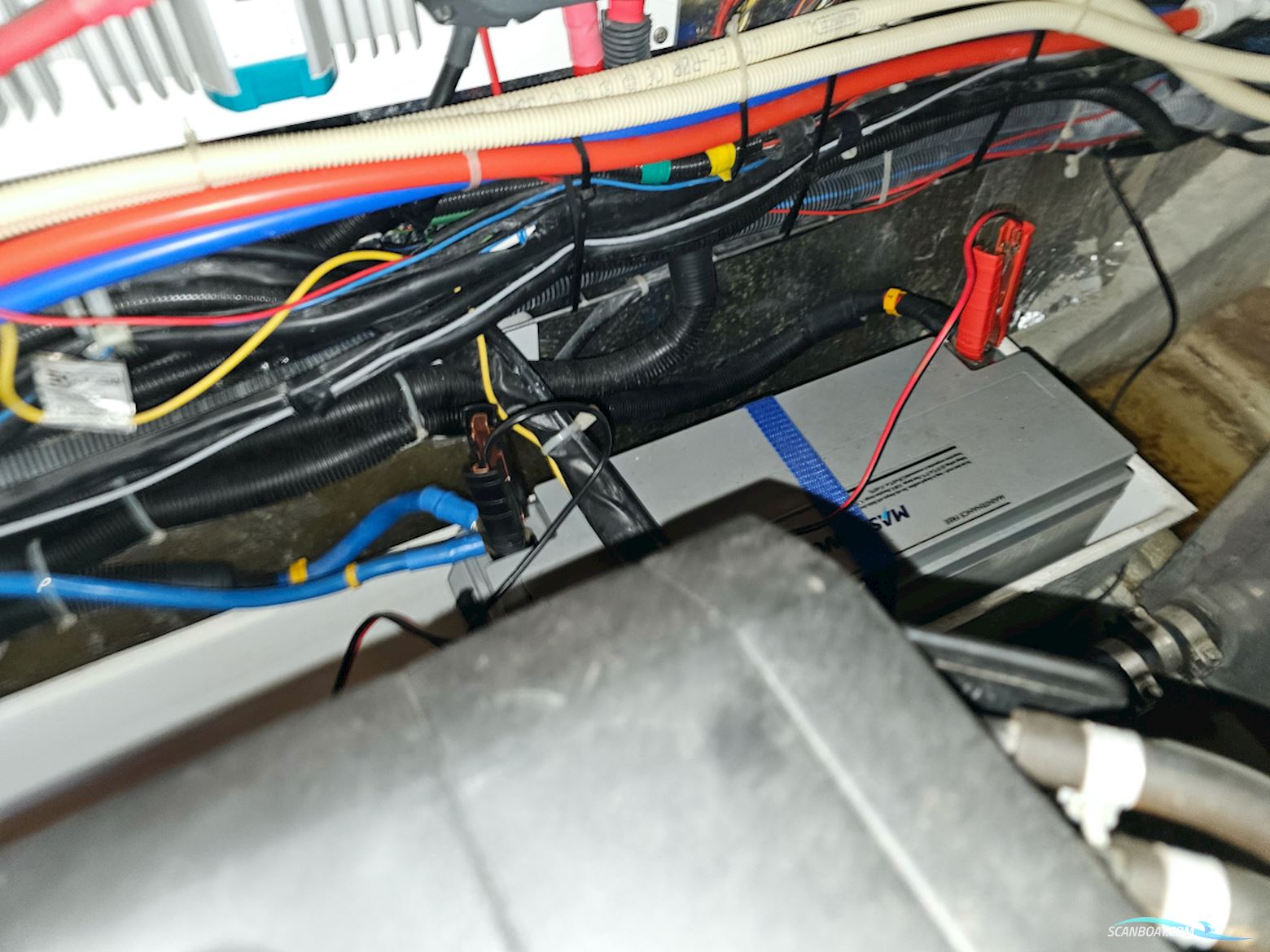 Bavaria 38 Sport Volvo Penta IPS-400 Joystick control