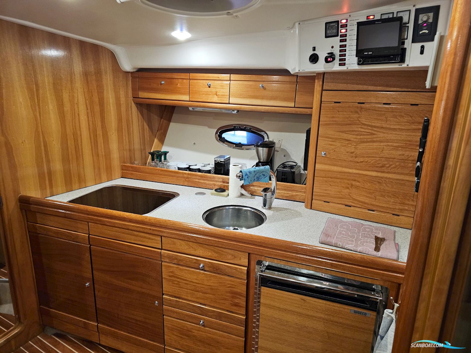 Bavaria 38 Sport Volvo Penta IPS-400 Joystick control