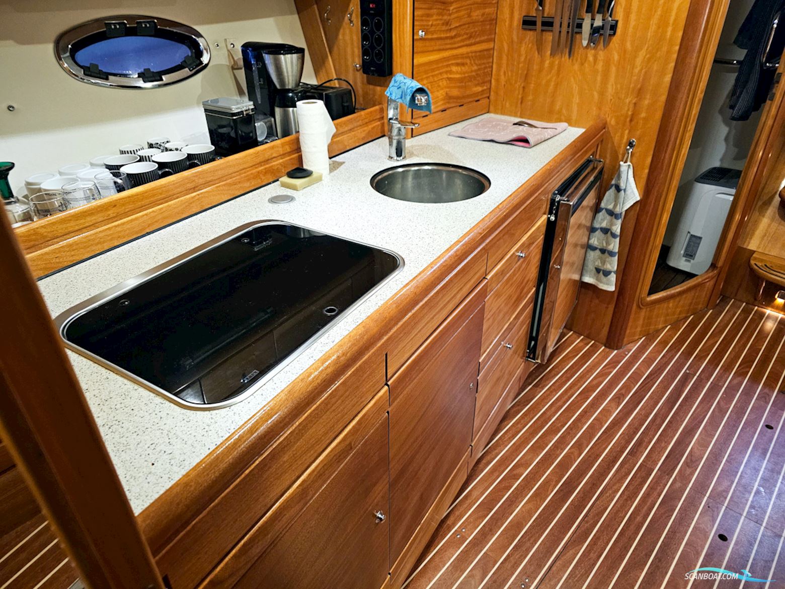 Bavaria 38 Sport Volvo Penta IPS-400 Joystick control