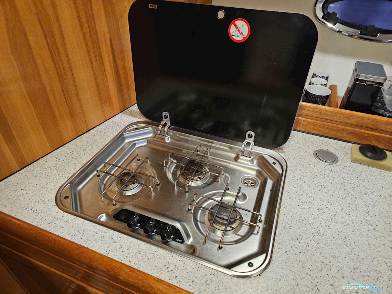 Bavaria 38 Sport Volvo Penta IPS-400 Joystick control