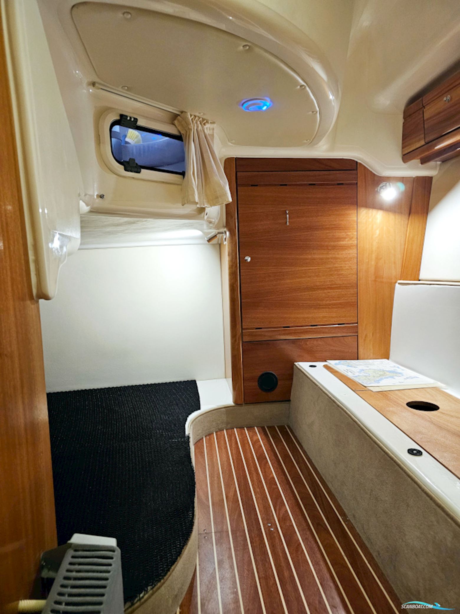 Bavaria 38 Sport Volvo Penta IPS-400 Joystick control