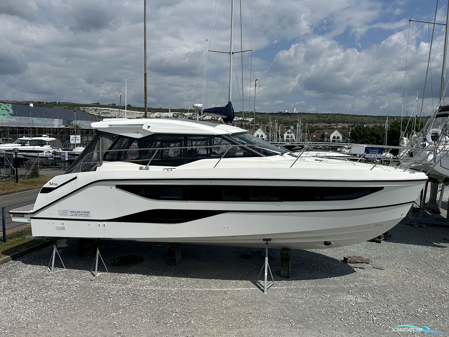 Bavaria SR38 HT Motorboot 2024, mit Volvo motor, England