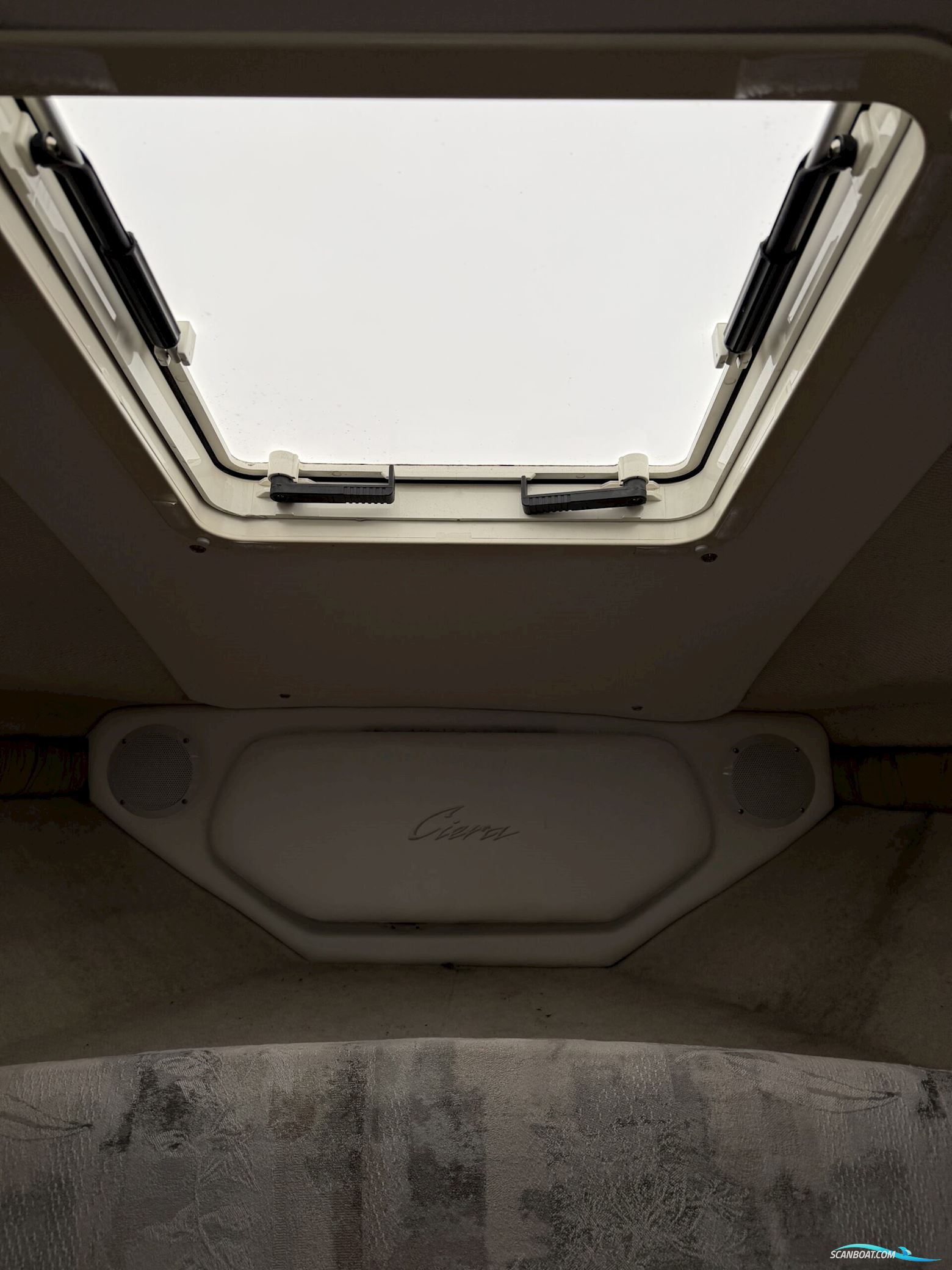 Bayliner 2355 Ciera med ferskvandskølet motor