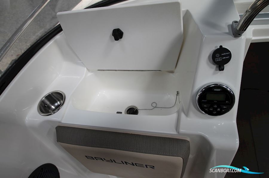 Bayliner VR5 Cuddy Cabin