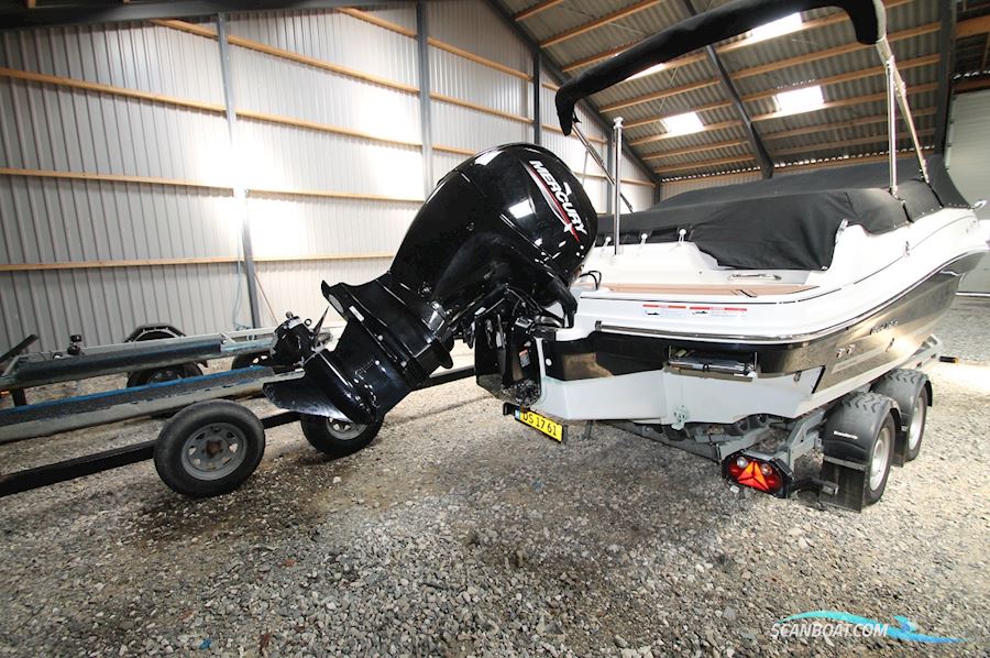 Bayliner VR5 Cuddy Cabin