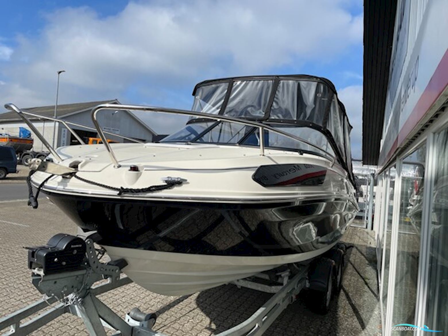 Bayliner VR5 Cuddy med F225 Mercury V6 og 2500 kg Brenderup trailer - Anvisningssalg