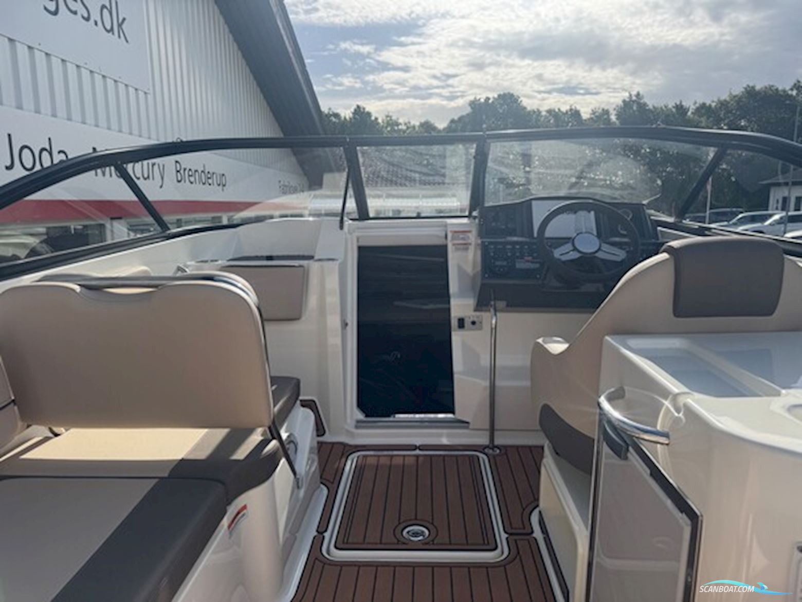 Bayliner VR6 Cuddy Med 300 hk Mercruiser-Efi V8 6,2L og 2700 kg Variant Bådtrailer