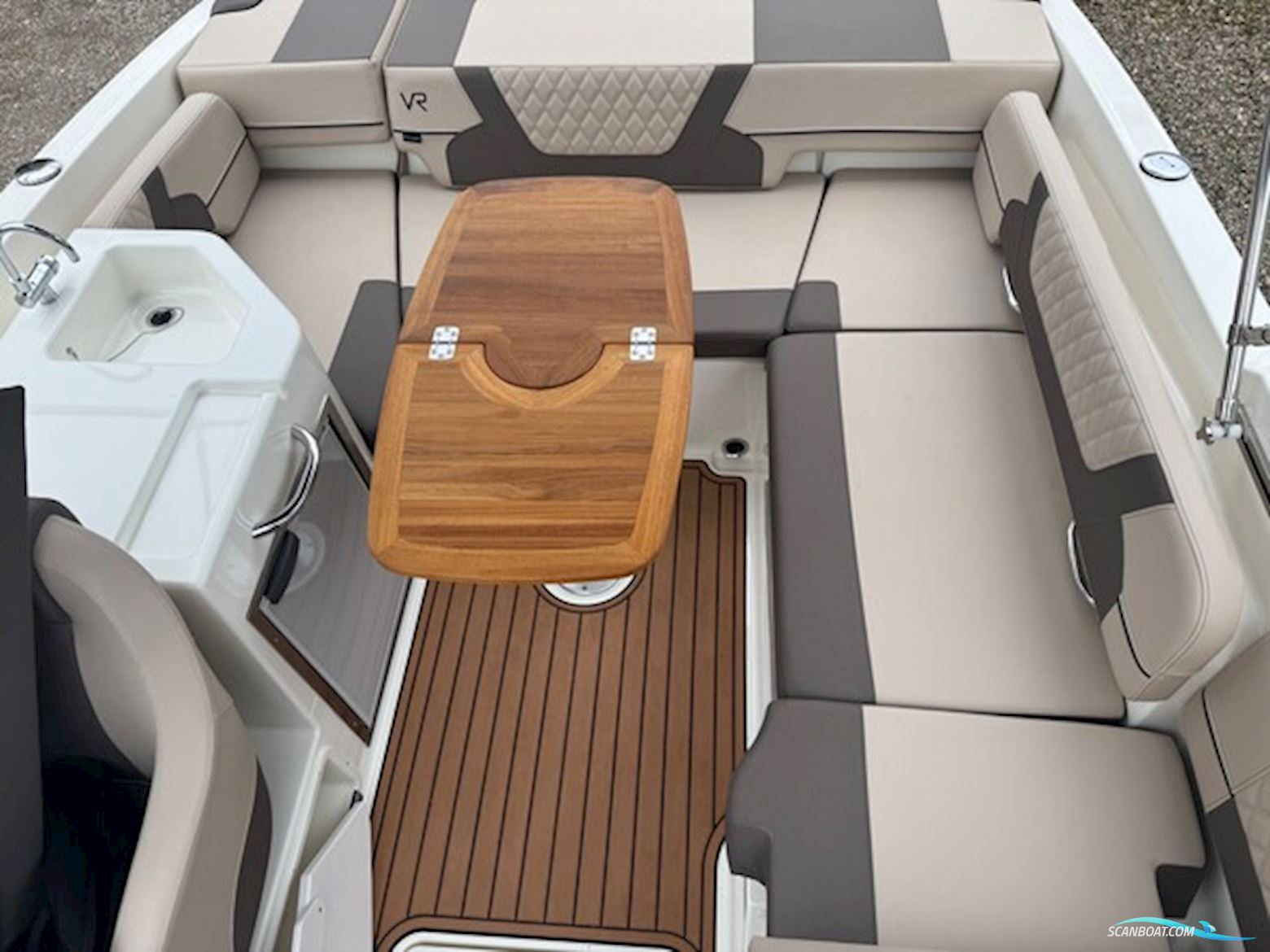 Bayliner VR6 Cuddy Med 300 hk Mercruiser-Efi V8 6,2L og 2700 kg Variant Bådtrailer