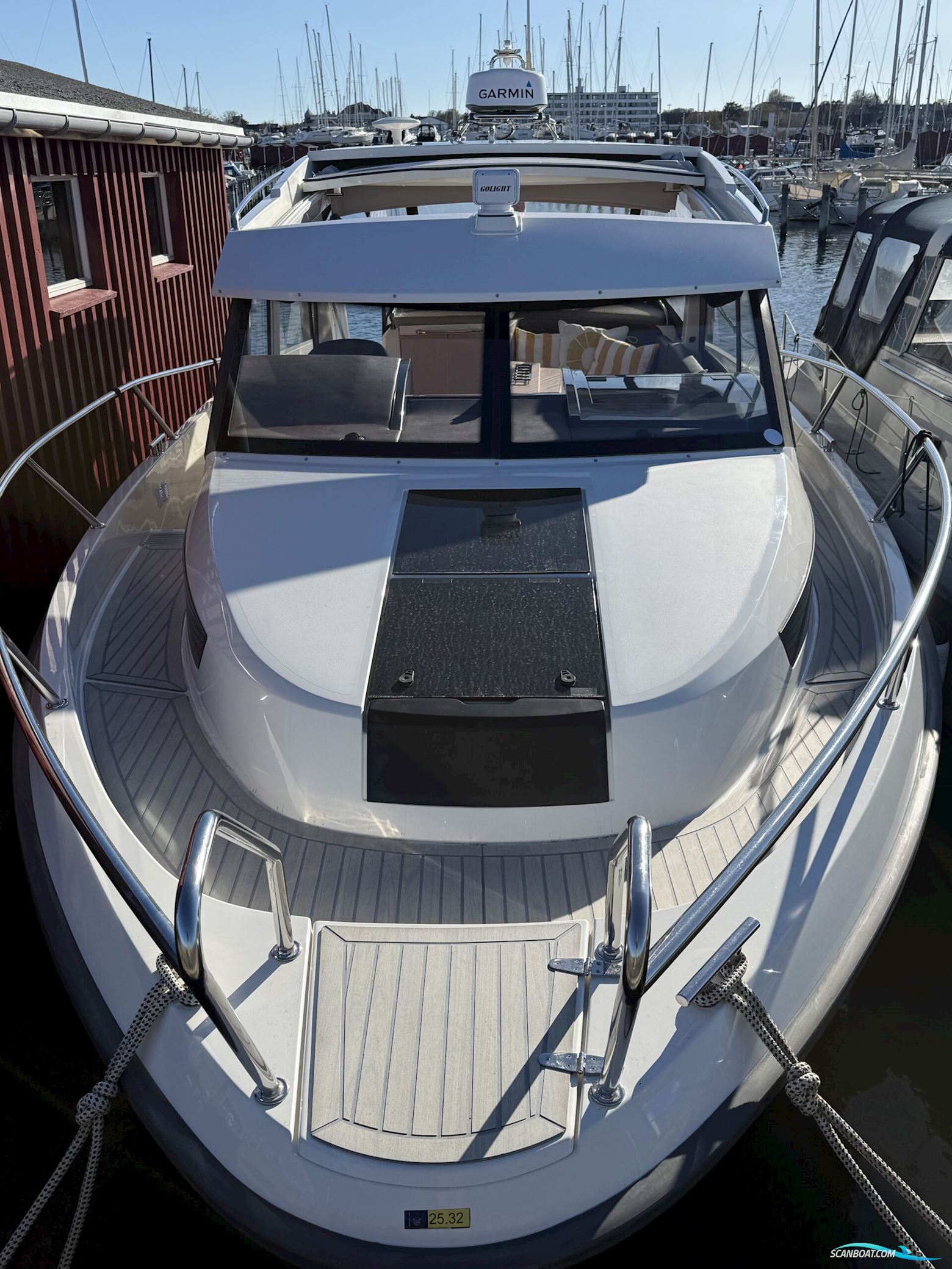 Bella 9000 Utroligt Rummelig Familiebåd