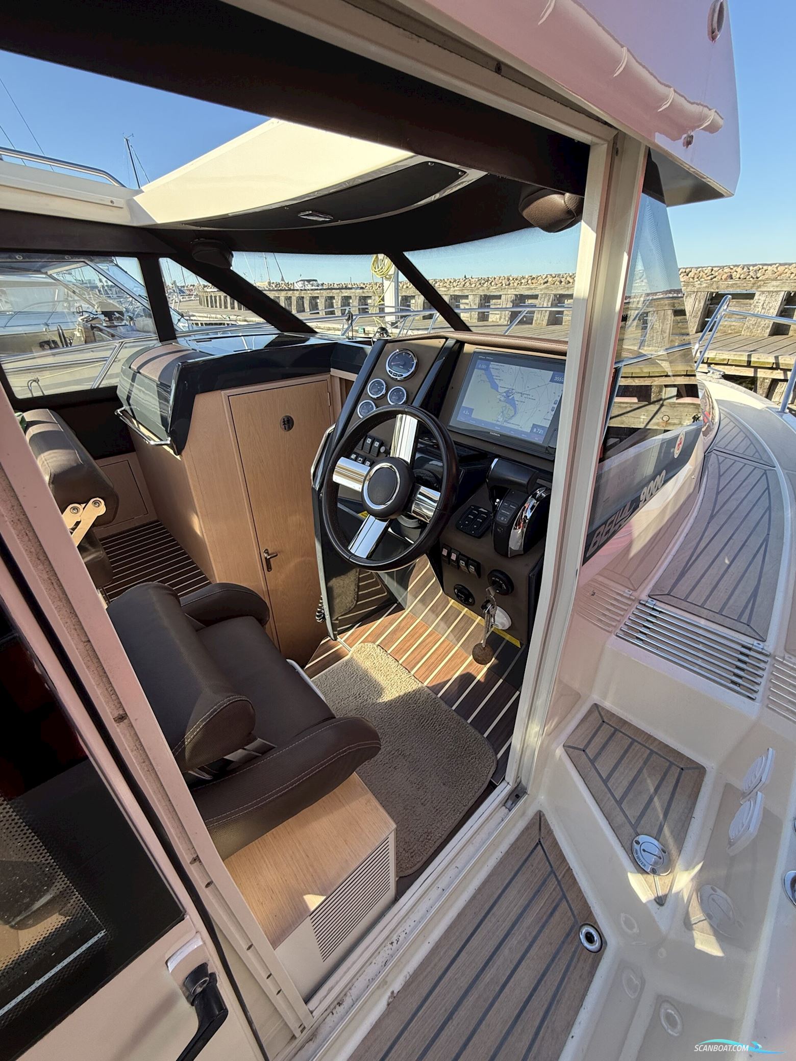 Bella 9000 Utroligt Rummelig Familiebåd