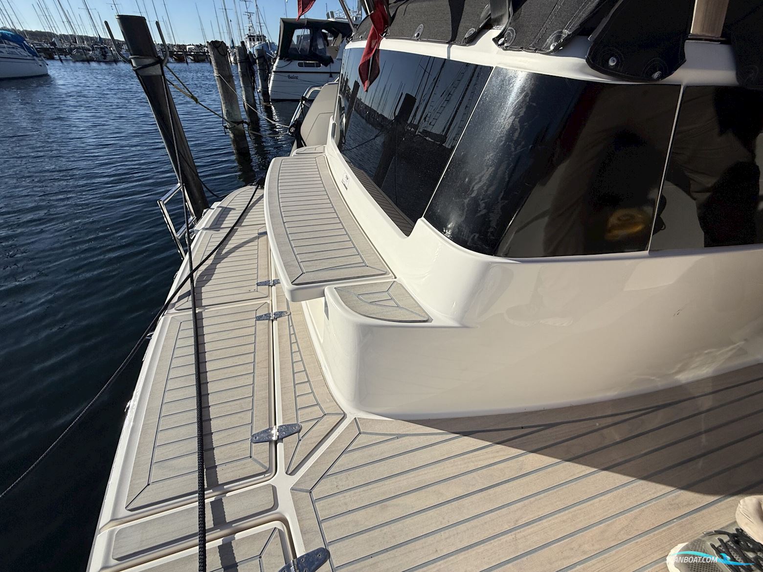 Bella 9000 Utroligt Rummelig Familiebåd