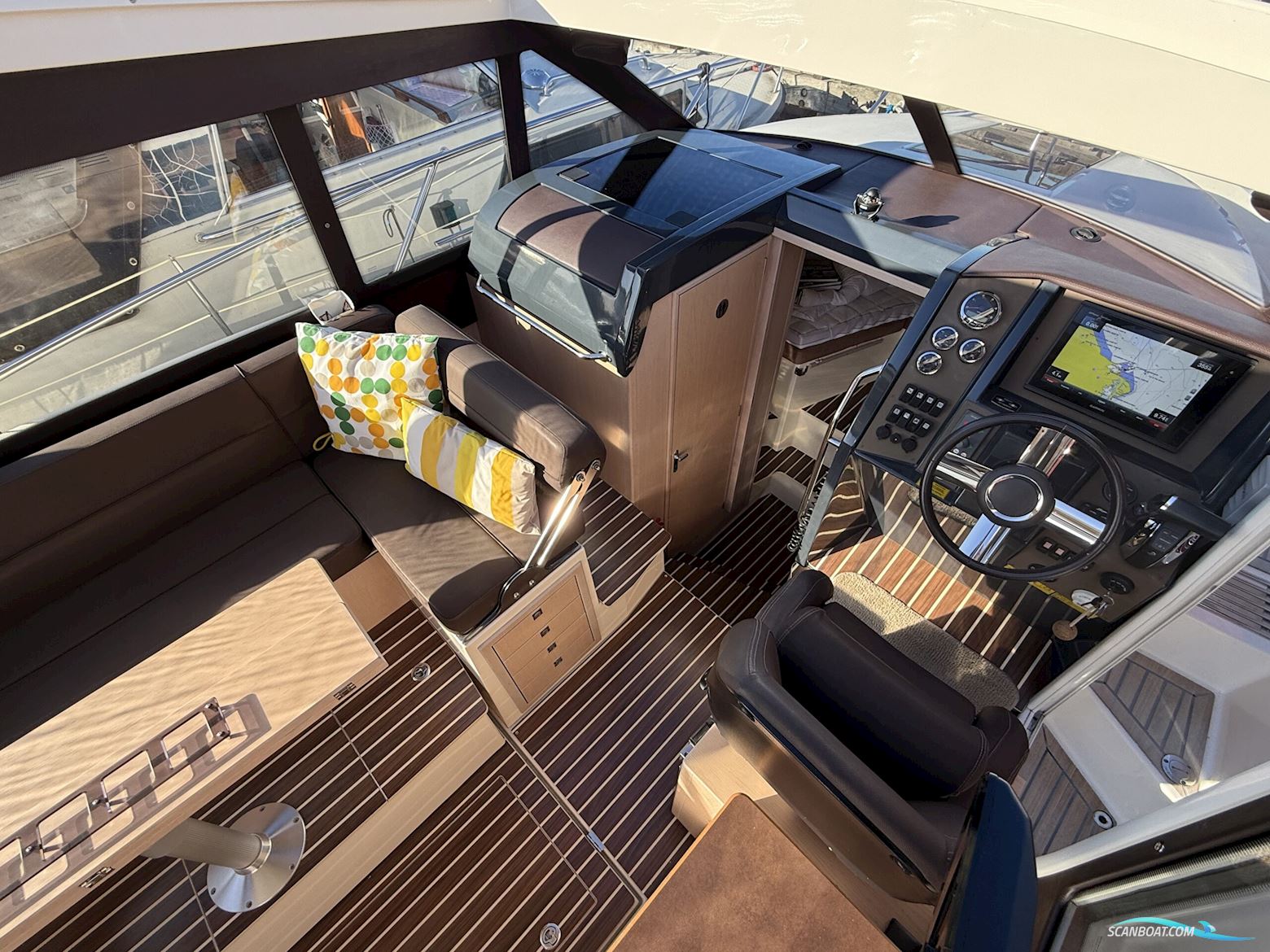 Bella 9000 Utroligt Rummelig Familiebåd