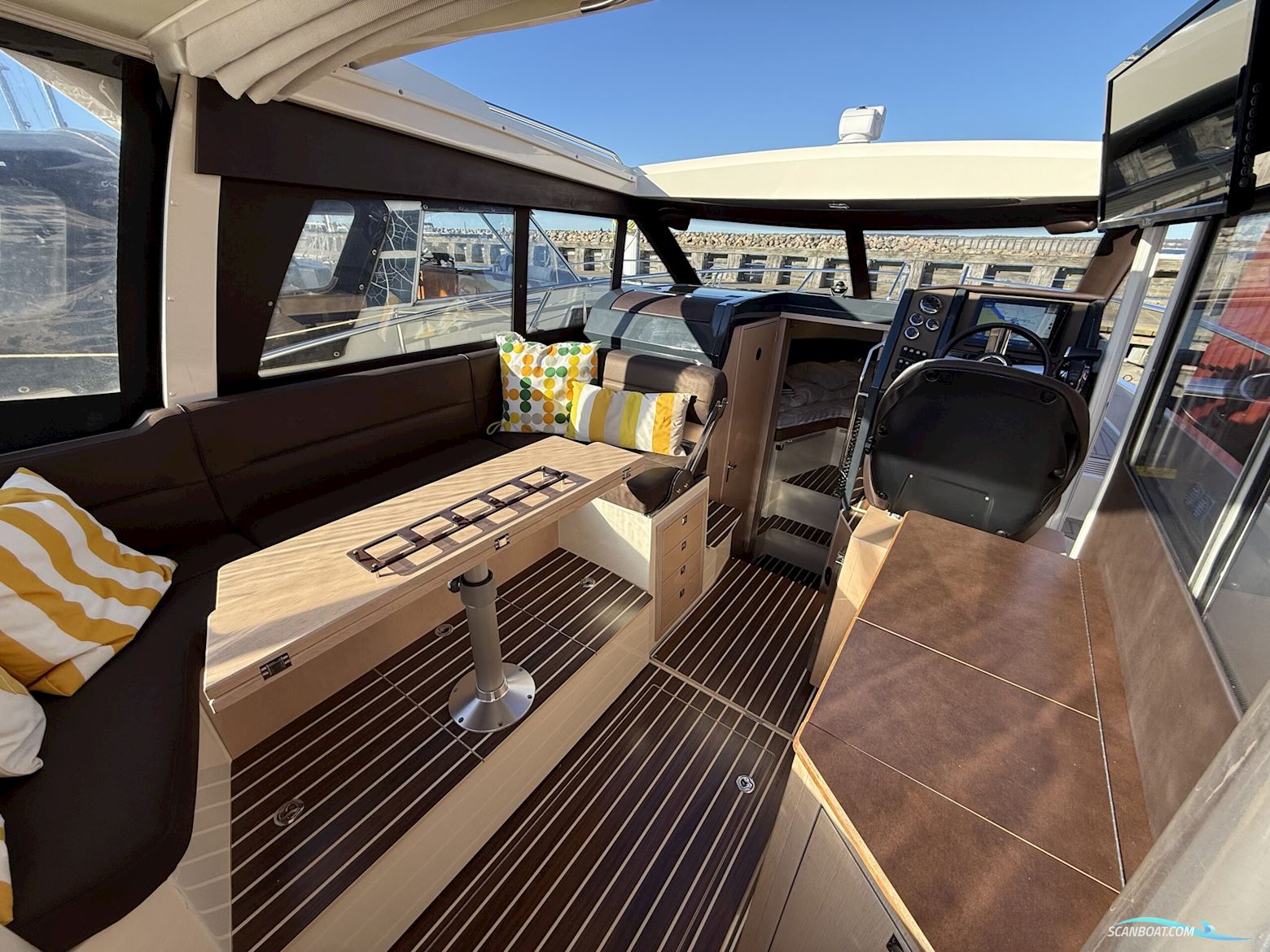 Bella 9000 Utroligt Rummelig Familiebåd