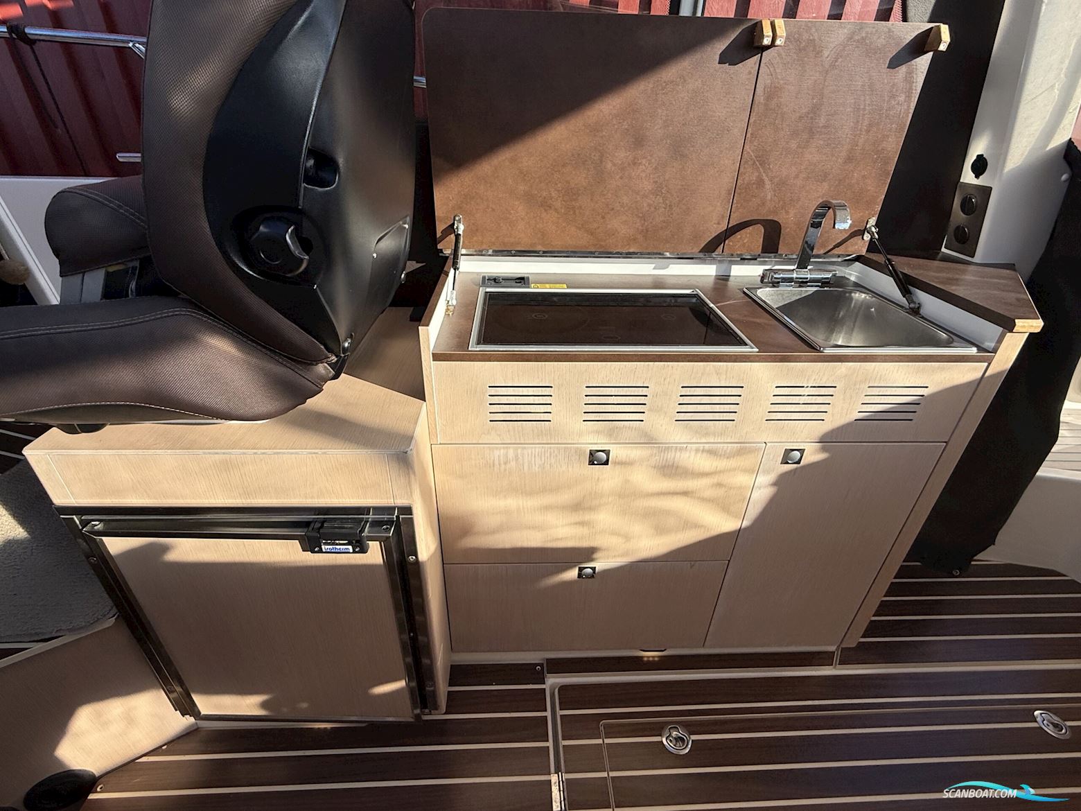 Bella 9000 Utroligt Rummelig Familiebåd