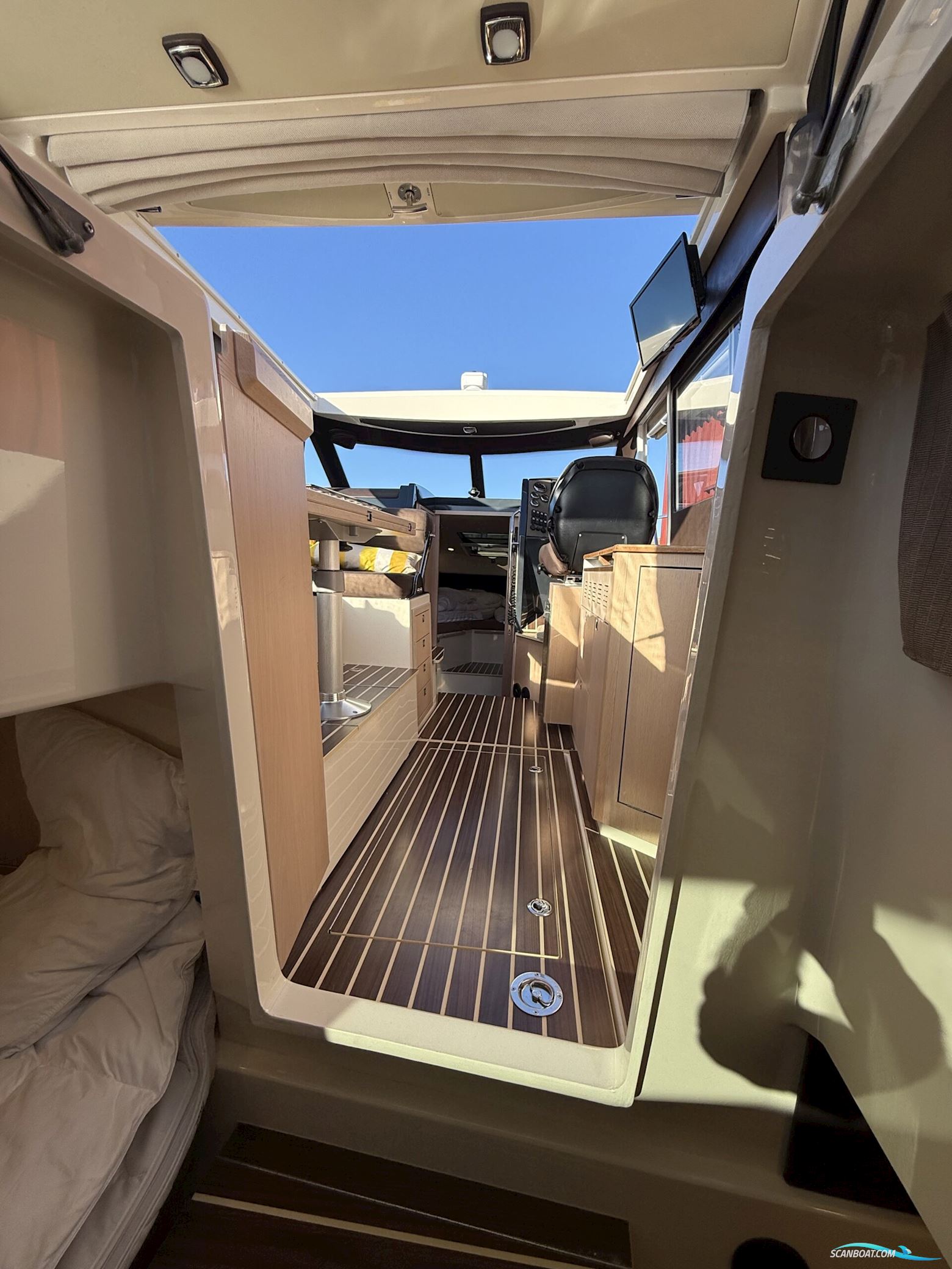 Bella 9000 Utroligt Rummelig Familiebåd