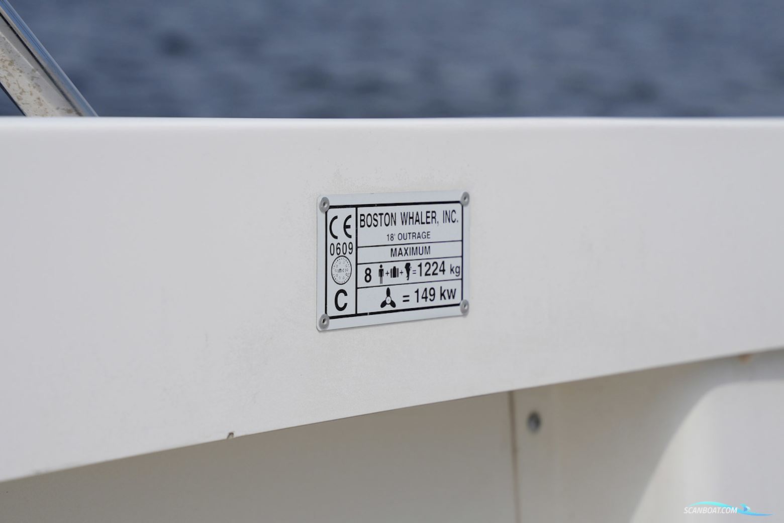 Boston Whaler 180 Outrage