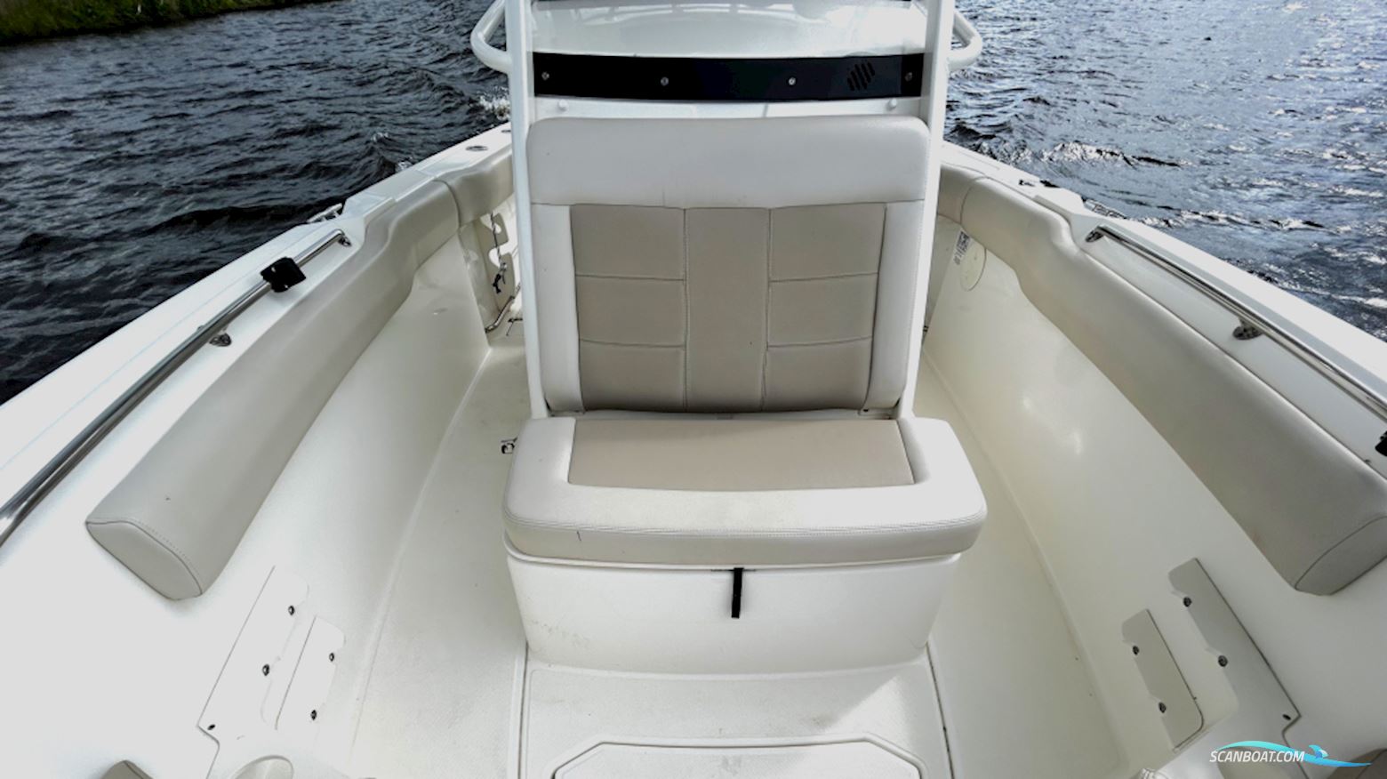 Boston Whaler 230 Outrage