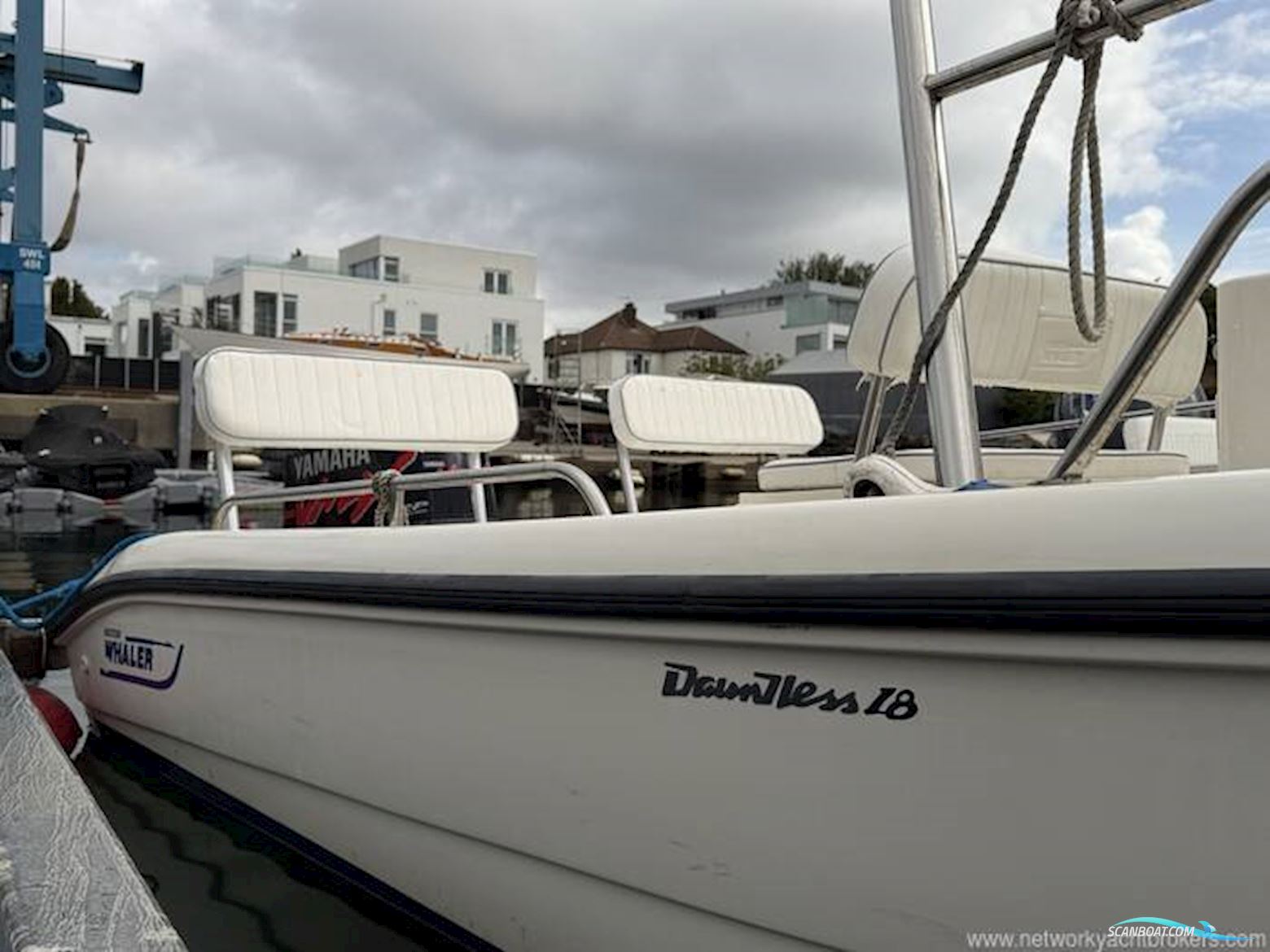 Boston Whaler Dauntless 18