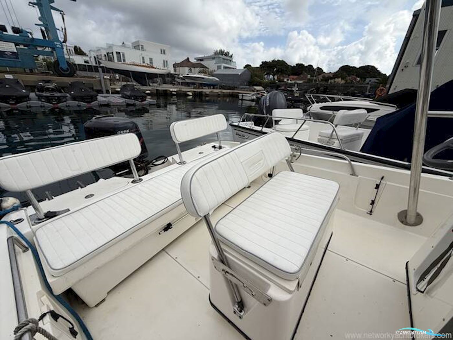 Boston Whaler Dauntless 18